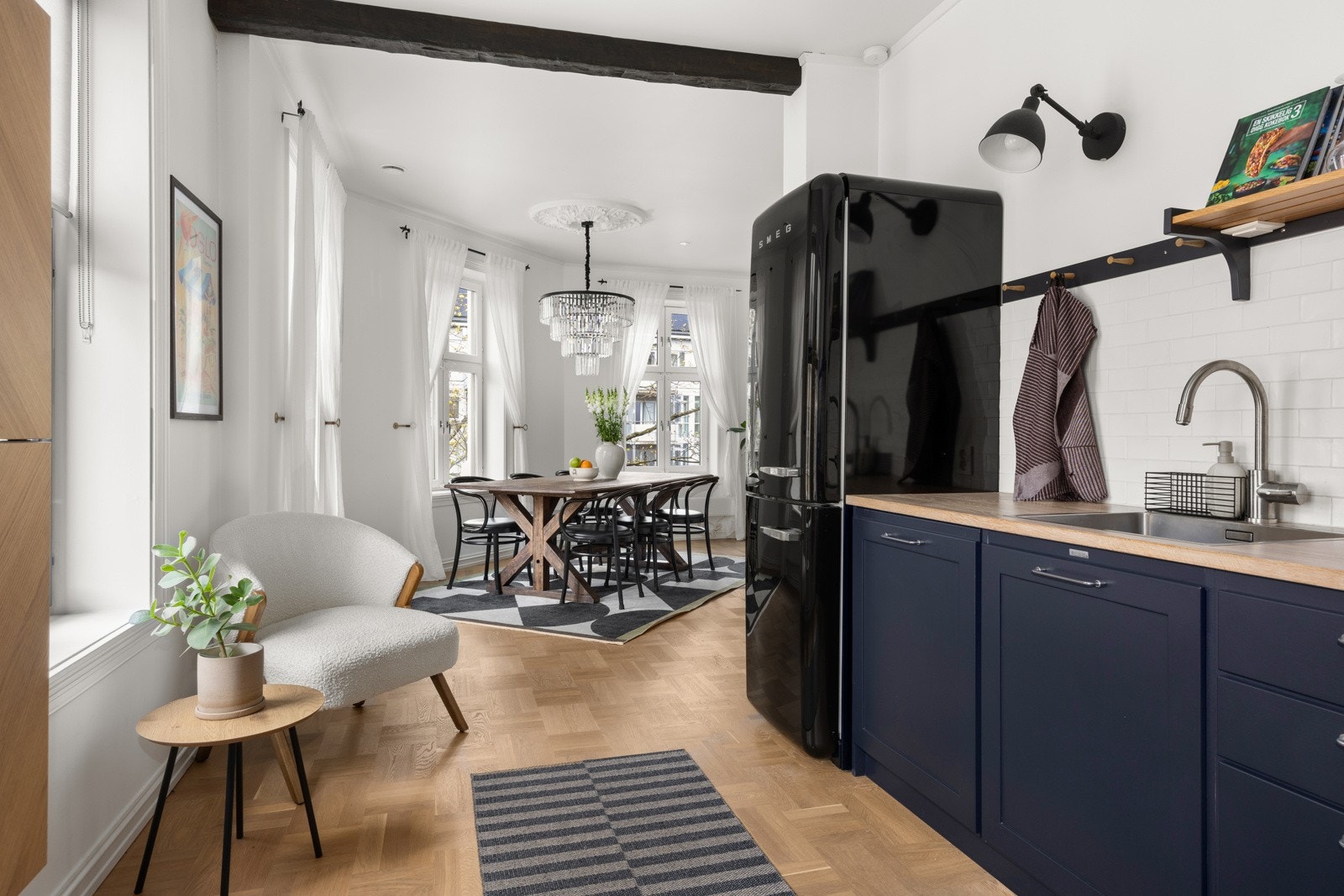 Hvitevarene som integrert komfyr, induksjonstopp (ny i 2021) og oppvaskmaskin medfølger handelen. Galleribilde