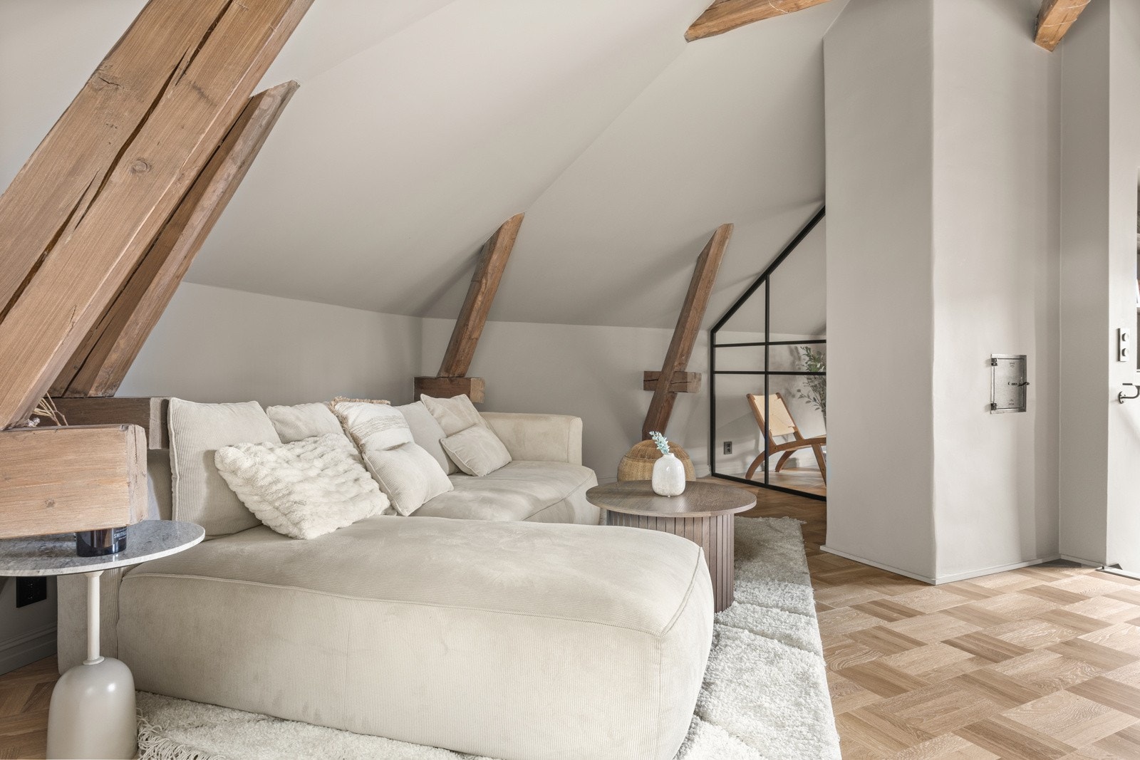 Boligens stue finner du i loftsetasjen og gir en følelse av privatliv fra den sosiale spisestuen i underetasjen. Galleribilde