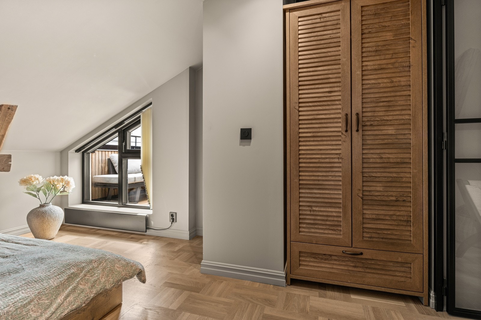 Garderobeskapet medfølger handelen. Galleribilde