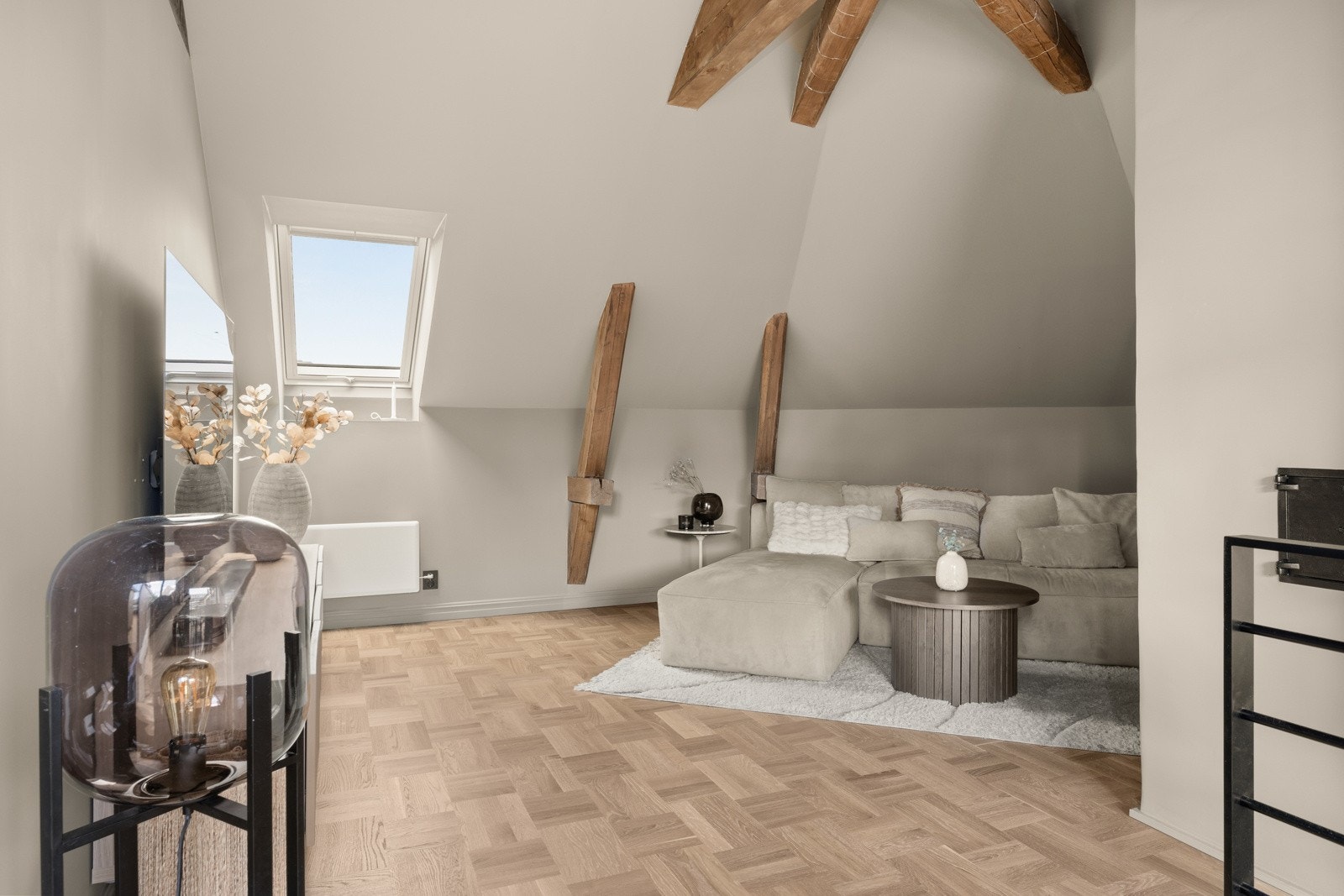 Du har en naturlig plass til både sofagruppe og TV med tilhørende møblement. Galleribilde