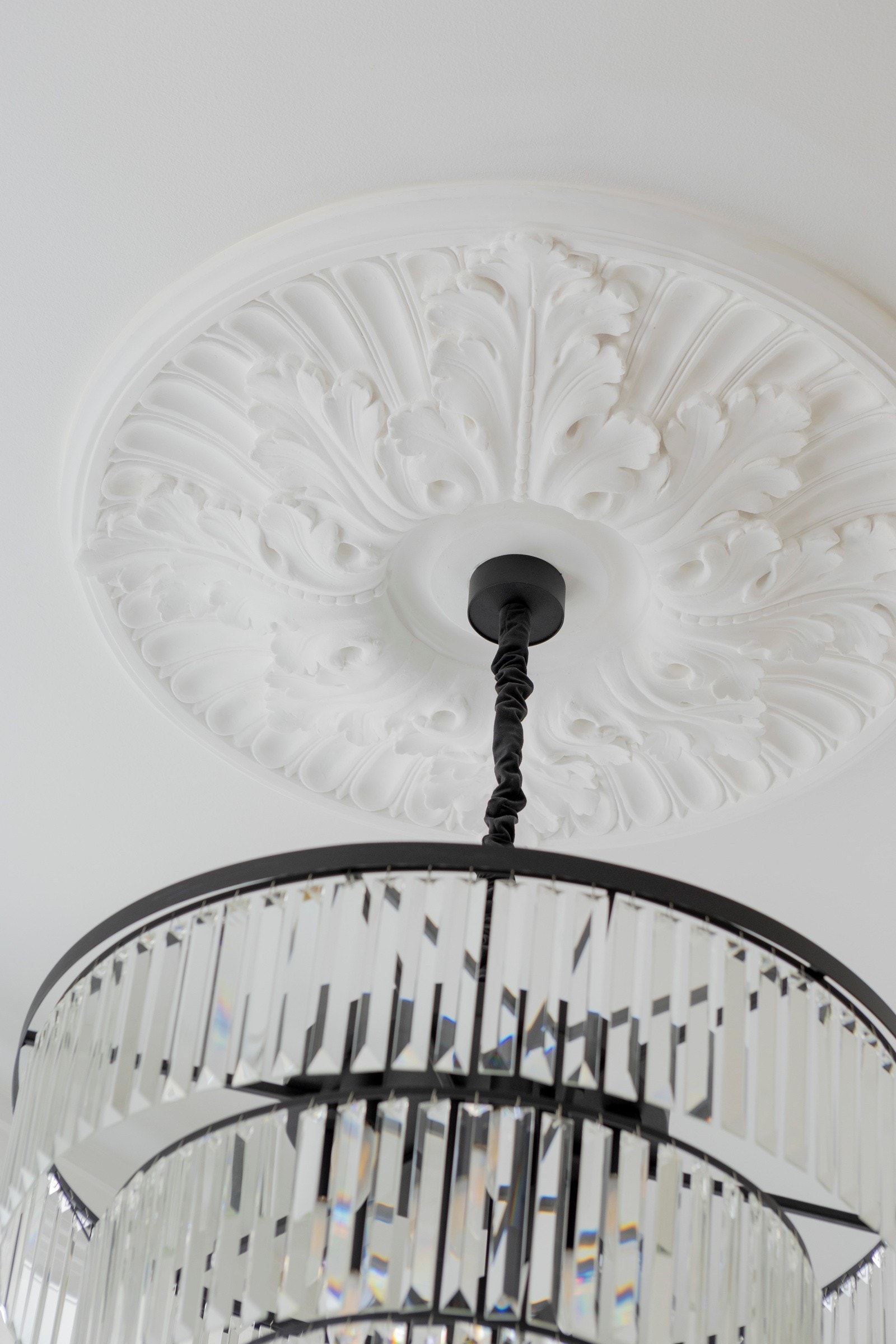 Spisestuen er vakkert utsmykket med en rosett i himling. Galleribilde