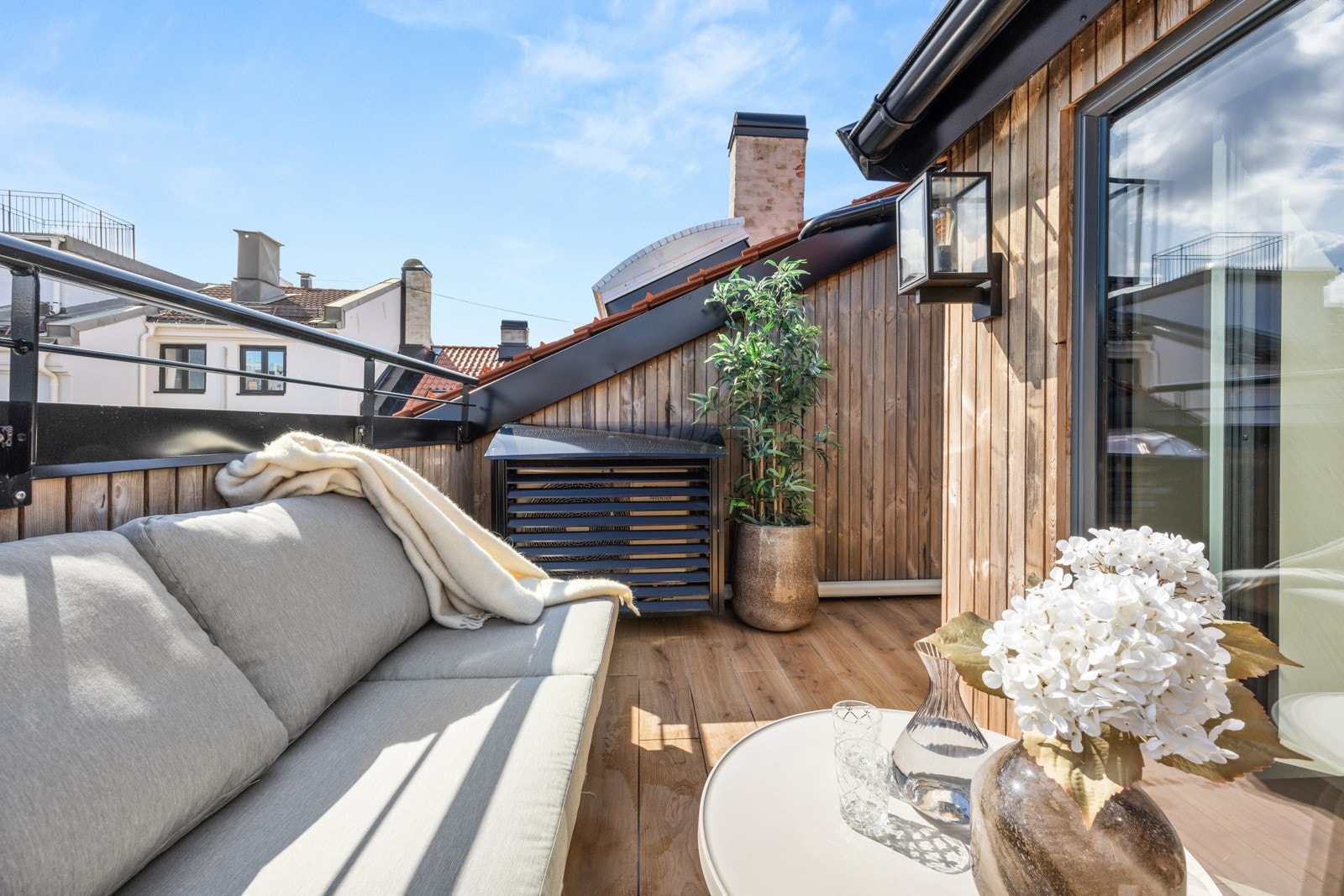 Det er god plass til utemøblement og beplantning. Galleribilde