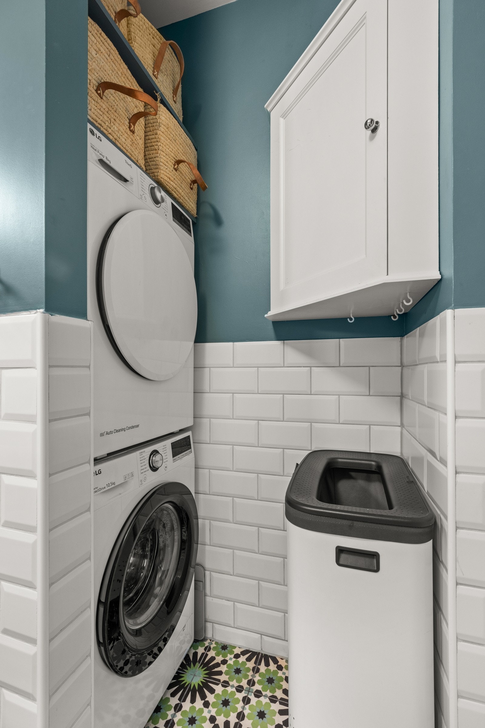 Videre har baderommet opplegg for både vaskemaskin og tørketrommel, så her har du alt du trenger! Galleribilde