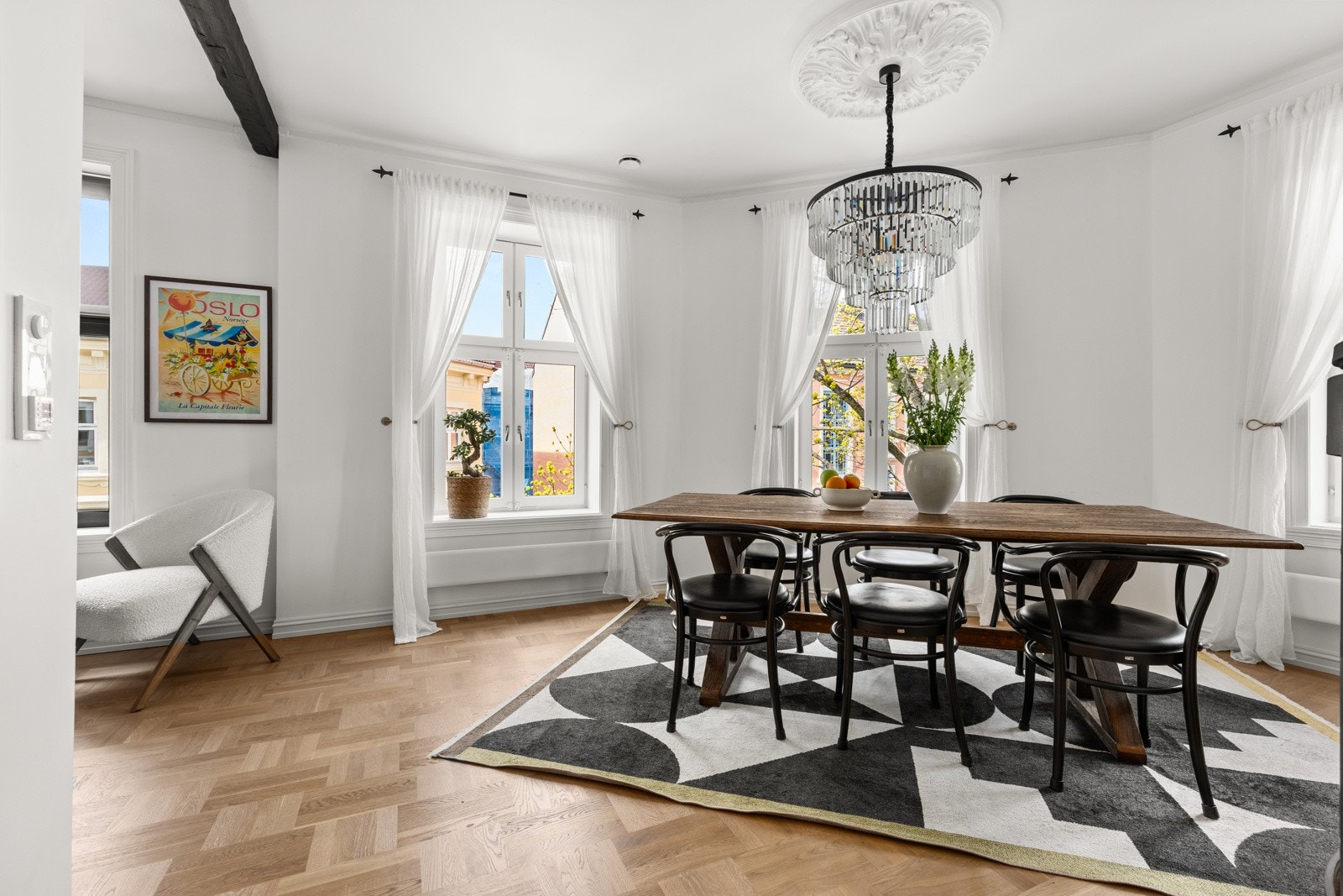 Den generøse takhøyden på opptil 2,75 meter sørger for en luftig atmosfære. Galleribilde