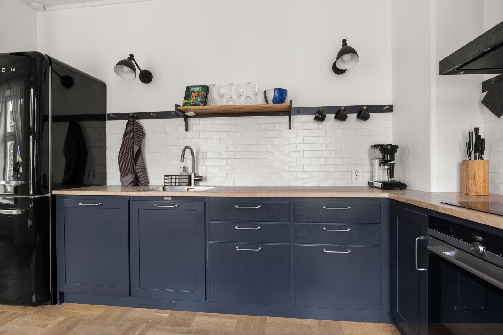 Det er godt med skap- og benkeplass på kjøkkenet for oppbevaring og matlaging. Galleribilde