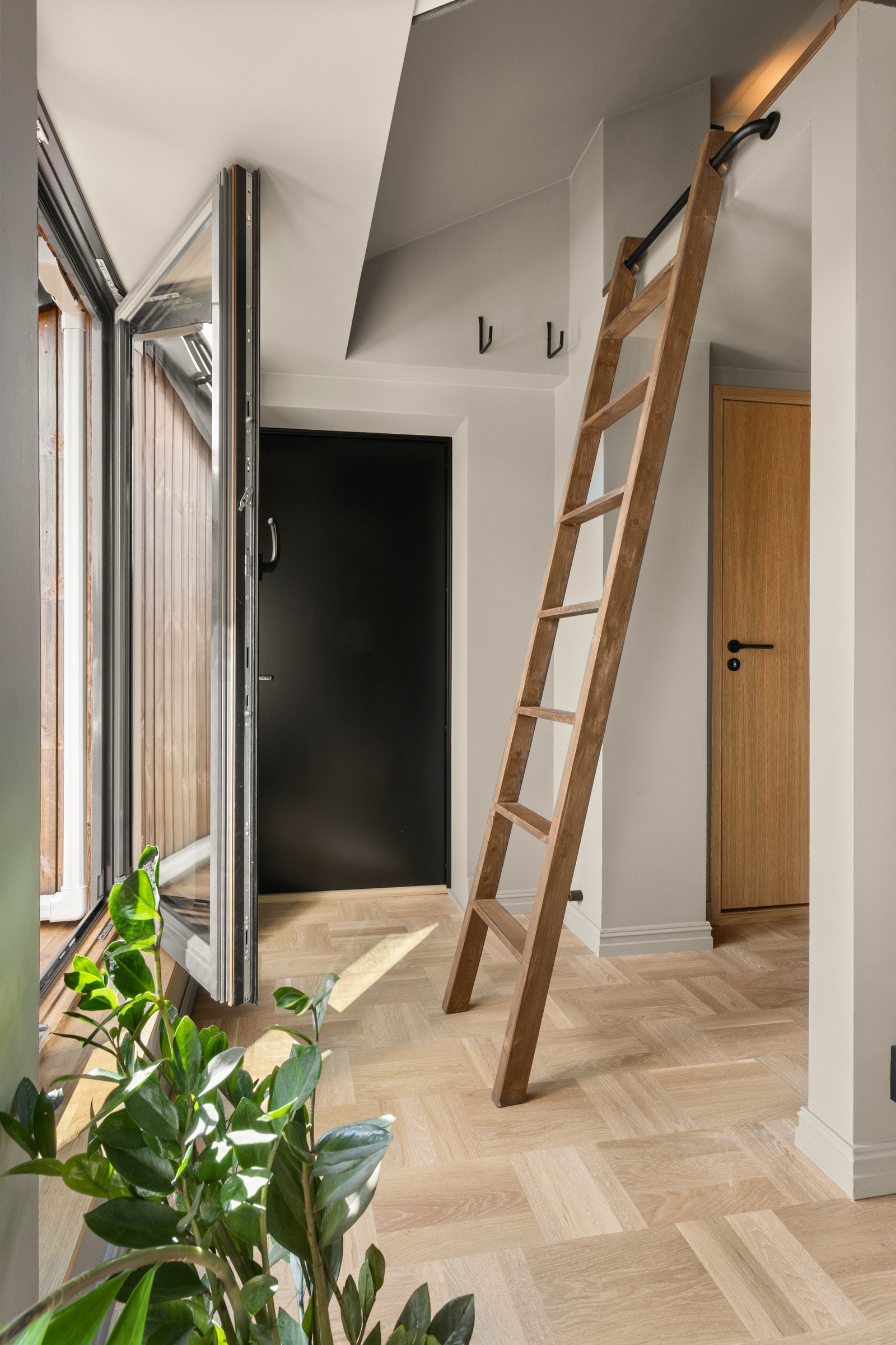 Fra gangen over toalett og soverom er det en praktisk hems på 1,5 kvm. Galleribilde