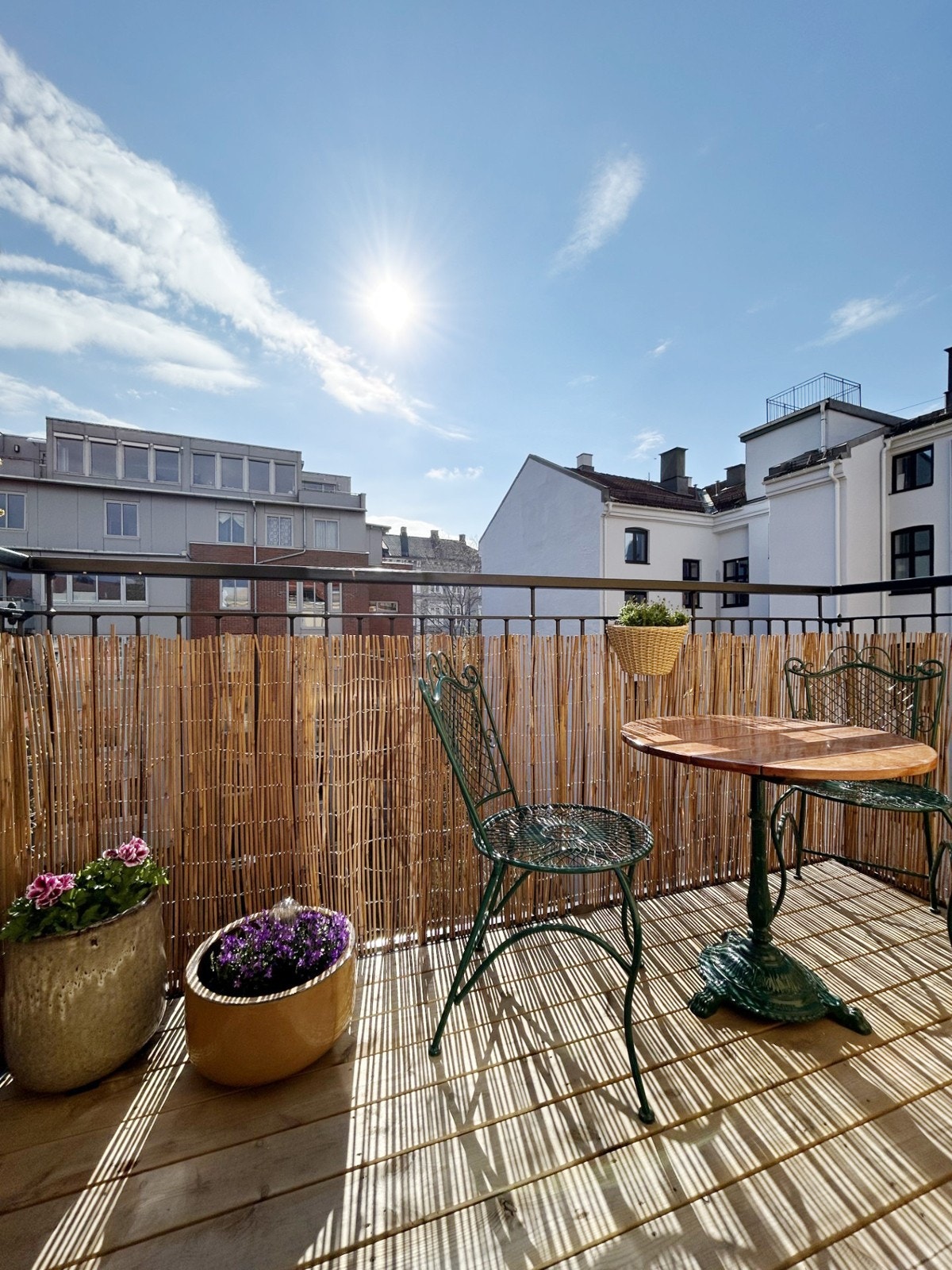 Hovedsoverommet forlenges av en herlig balkong med behagelig morgensol! Galleribilde