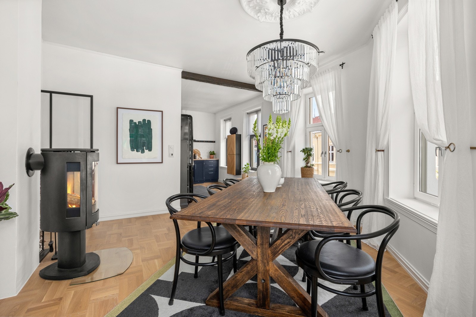 Det er satt inn en peisovn fra kvalitetsprodusenten Jøtul i 2021 som bidrar til varme på kalde høst- og vinterdager. Galleribilde