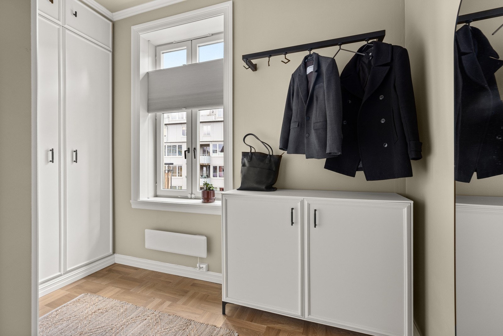 Garderobeskapene kan enkelt fjernes slik at dette rommet kan brukes som soverom. Galleribilde