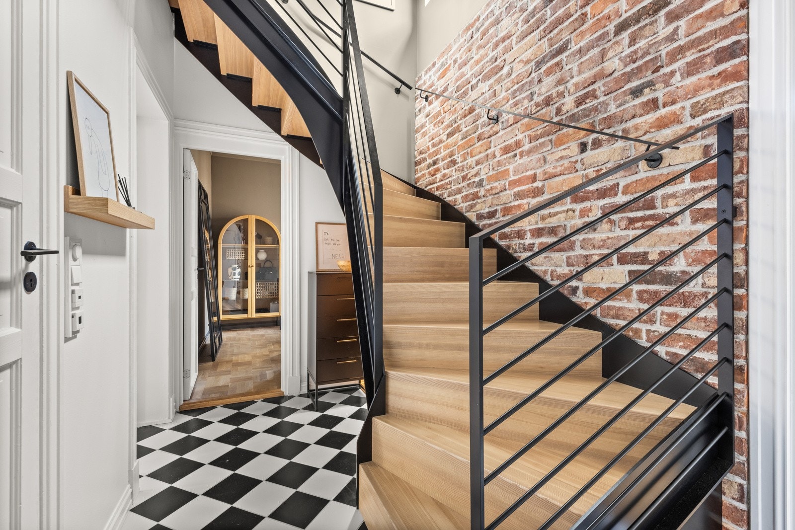 I undertasjen finner du en innbydende entré hvor overflatene er malt i et tidløst fargevalg kombinert med en teglsteinsvegg. Gulv er belagt med sjakkrutete fliser. Galleribilde