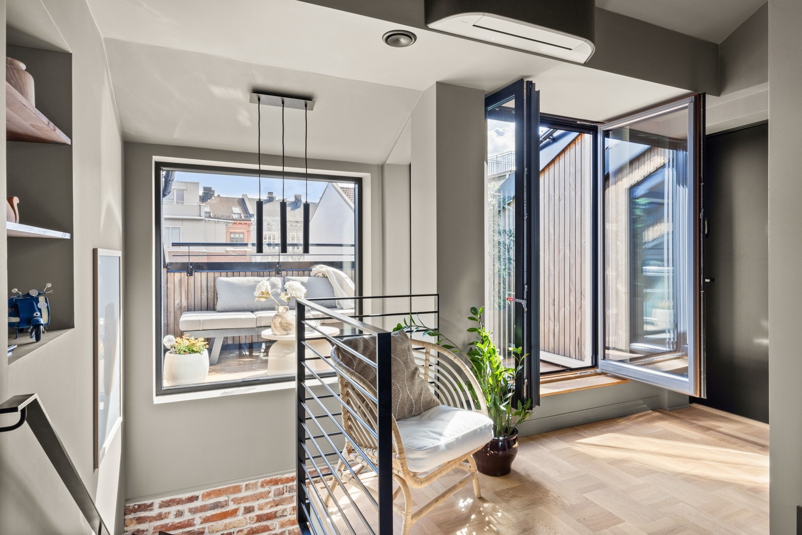 Loftstuen har store vindusflater som gir godt med naturlig lys. Galleribilde