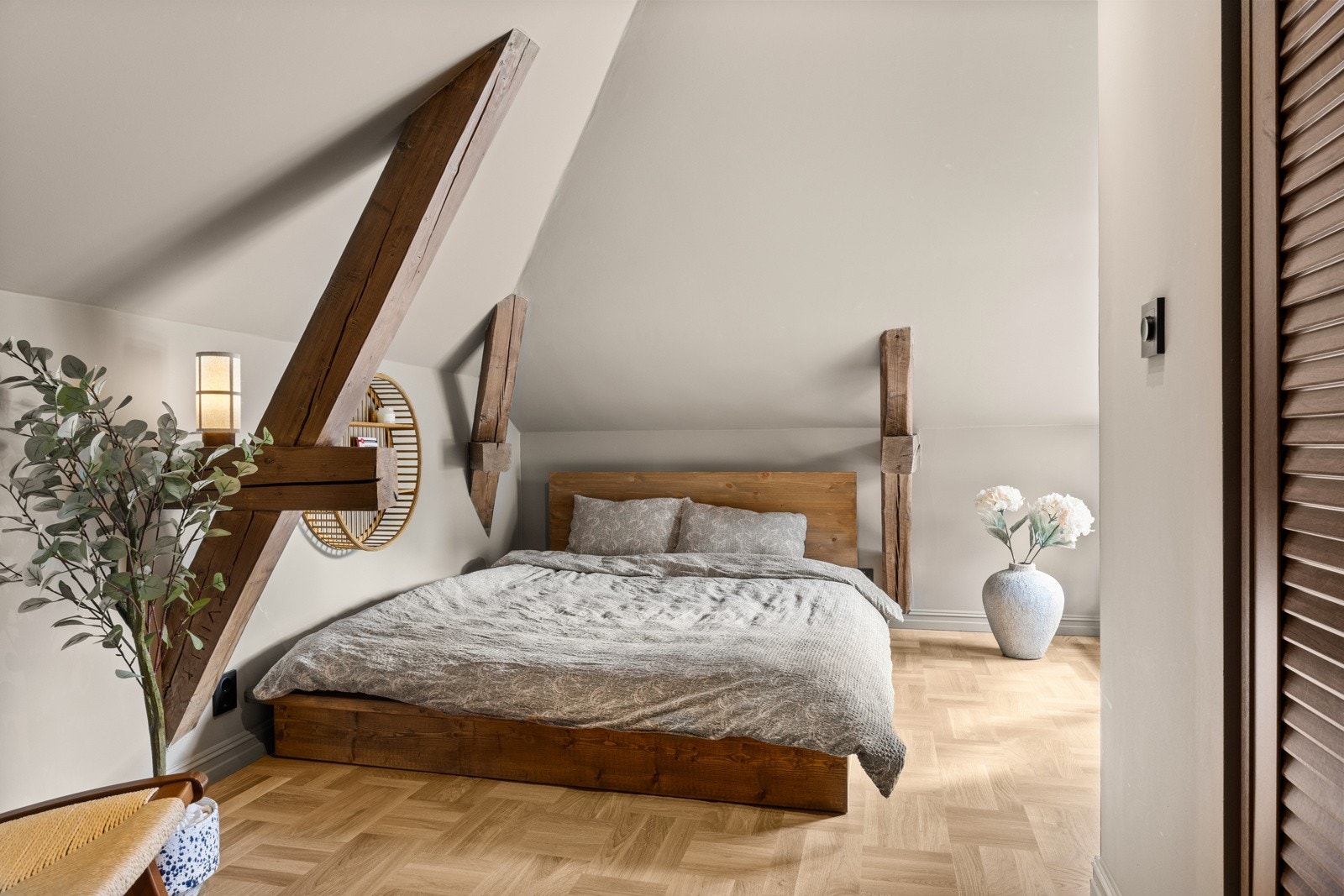 Boligen har fire soverom, hvorav to befinner seg i loftsetasjen. Galleribilde