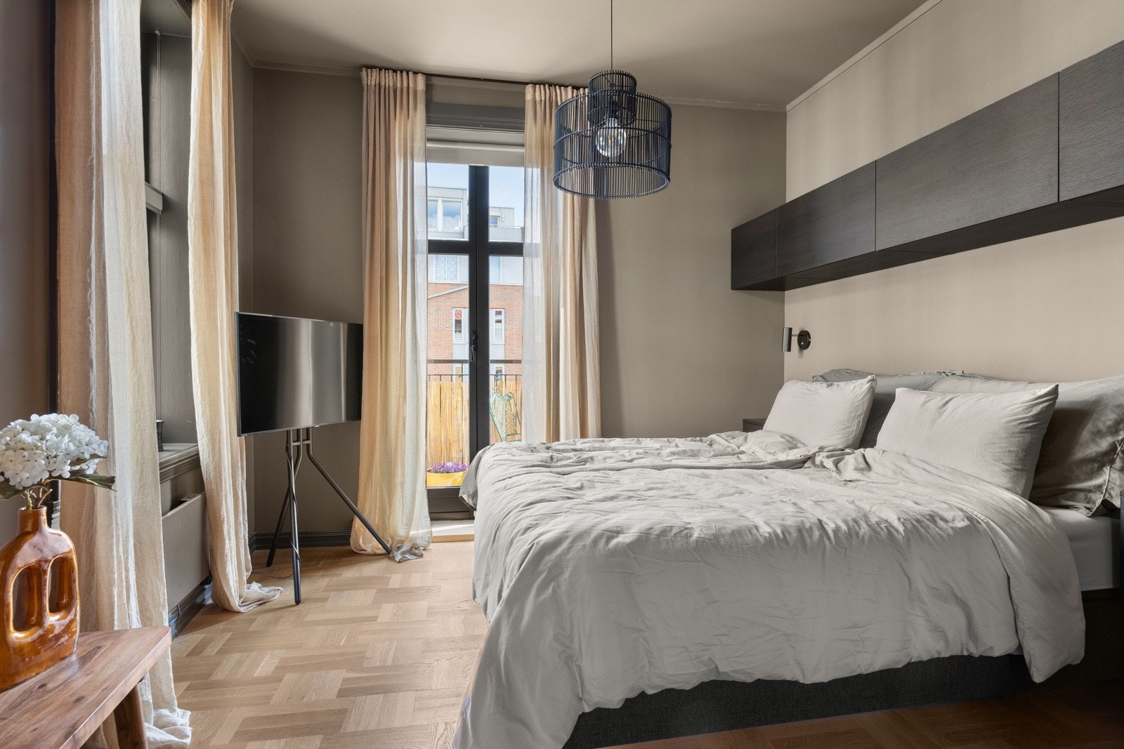 Boligens hovedsoverom ligger i underetasjen. Galleribilde