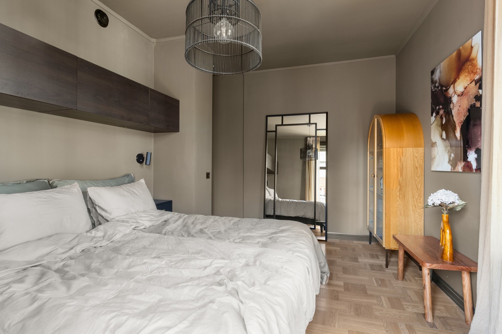 Det er god plass til dobbeltseng, nattbord på hver side og øvrig møblement. Galleribilde