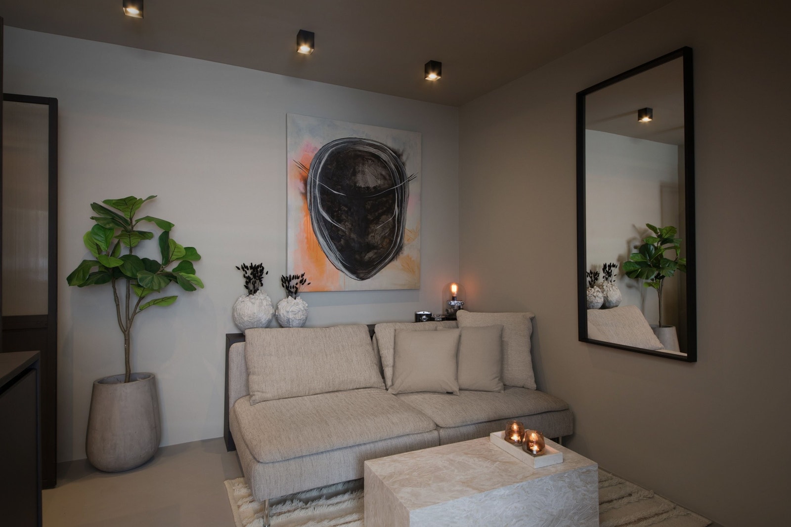 God takhøyde gir leiligheten et luftig preg. Galleribilde