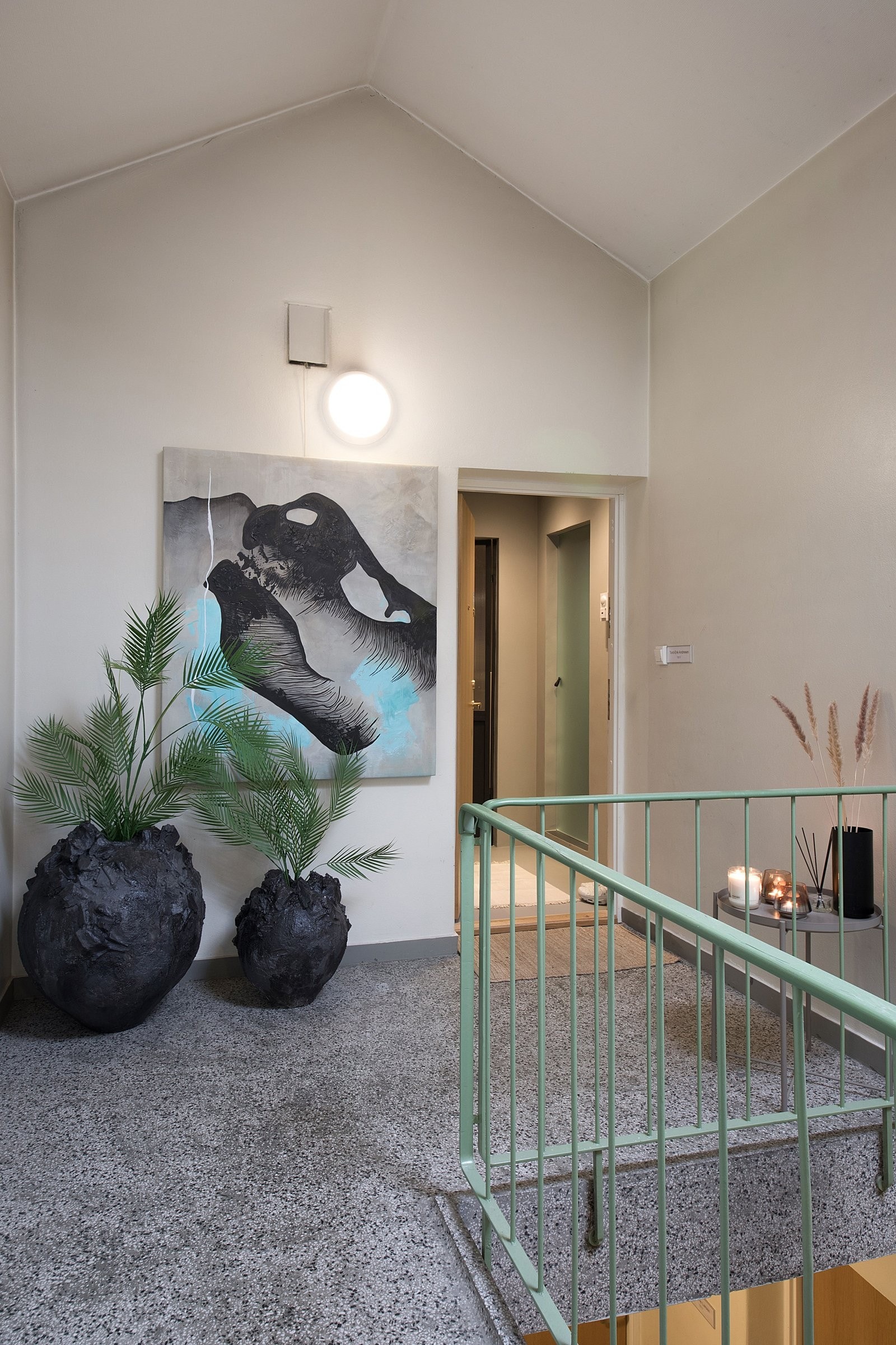 Leiligheten har en privat og skjermet beliggenhet, alene i sin etasje. Galleribilde