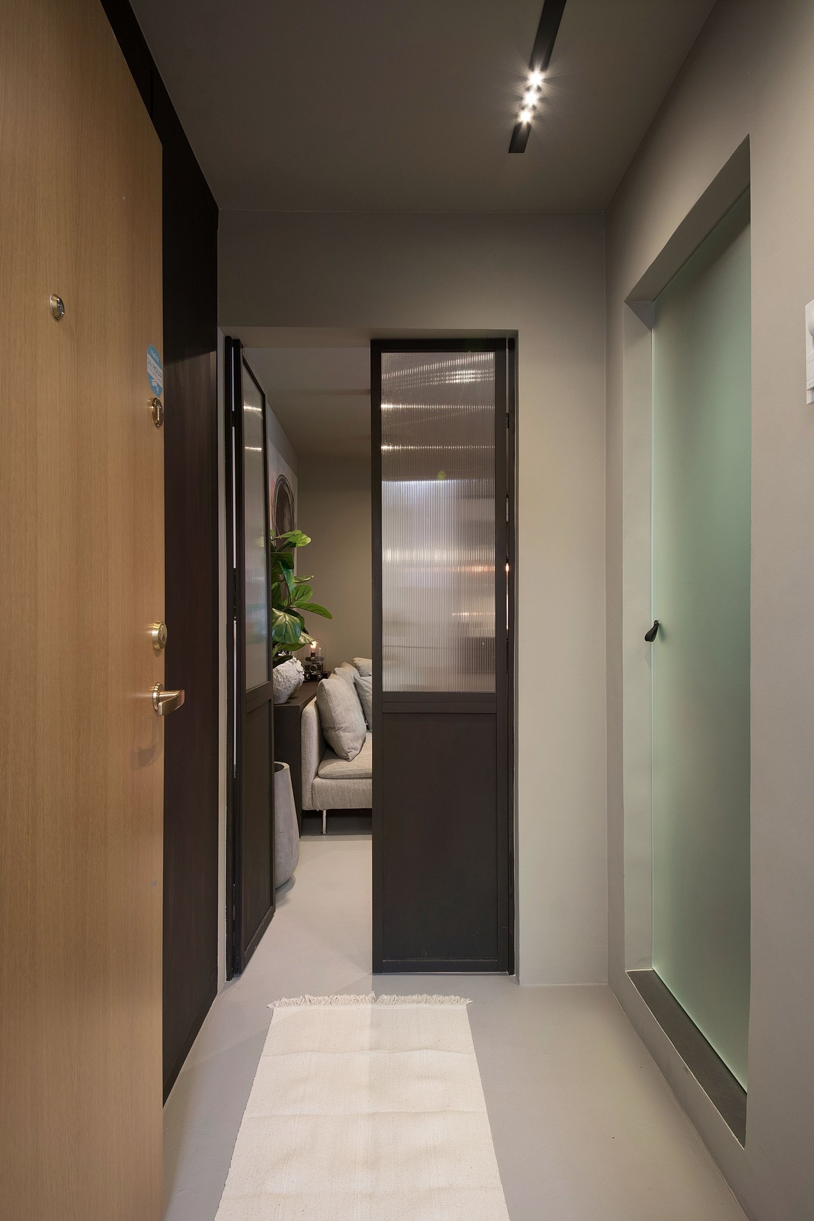 Praktisk gang med adkomst bad, videre inn mot stue. Galleribilde