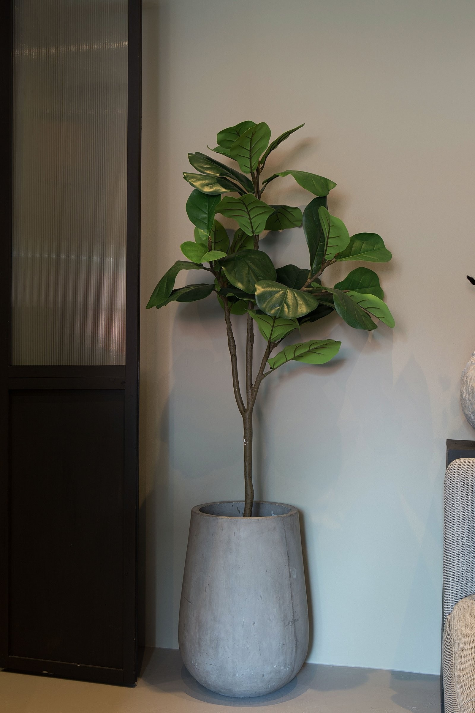 Listefri overgang mellom gulv og vegg gir leiligheten et rent og delikat uttrykk. Galleribilde