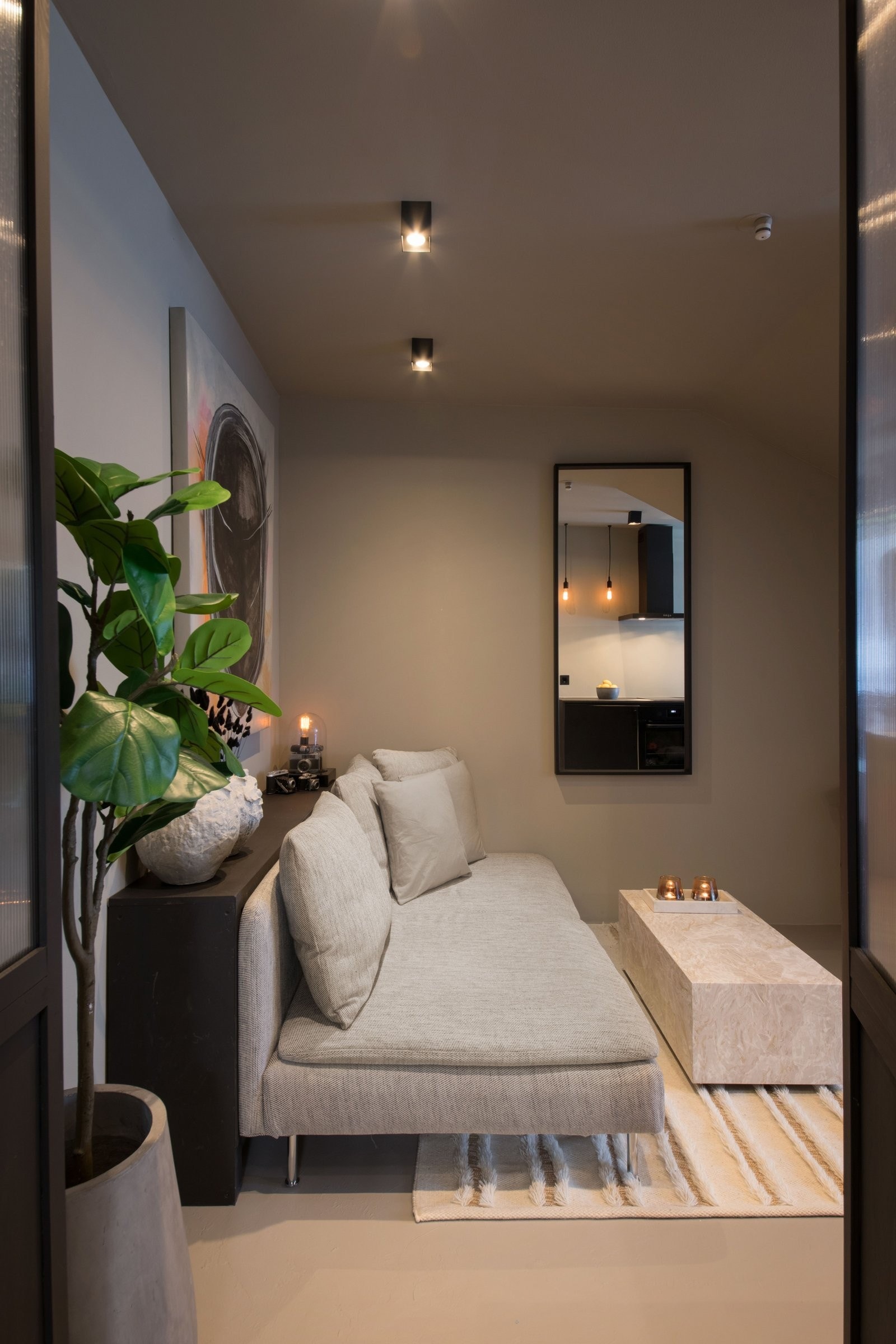 Hyggelig stue med plass til sofa og annet møblement. Galleribilde