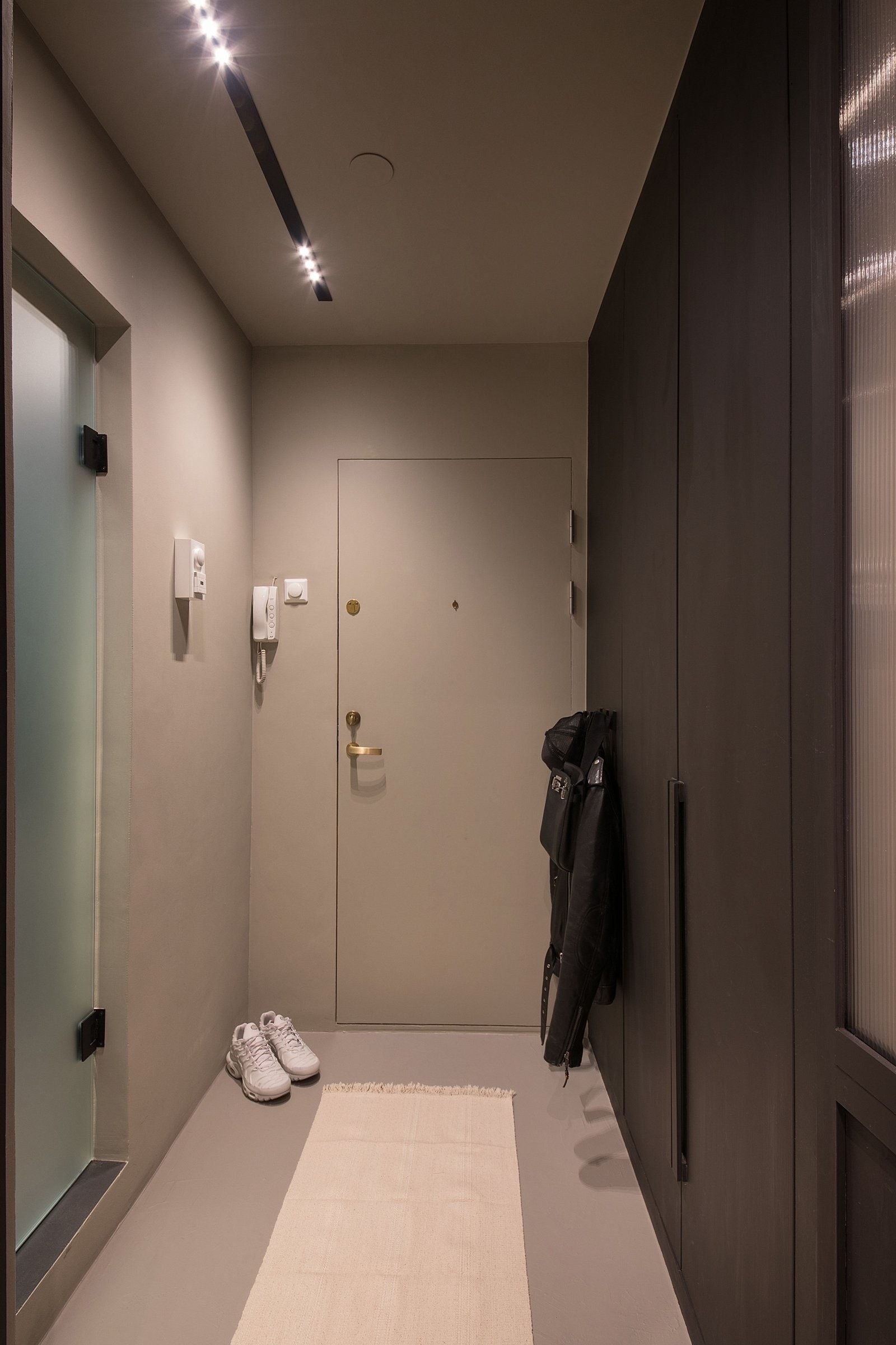 Praktisk entre med stor garderobe fra gulv til tak. Galleribilde