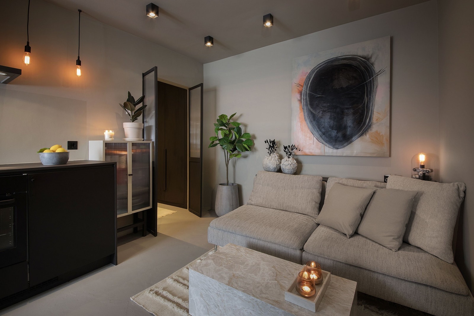 Det er også listefri overgang mellom vegg og tak, samt dimbare spotter i tak. Galleribilde