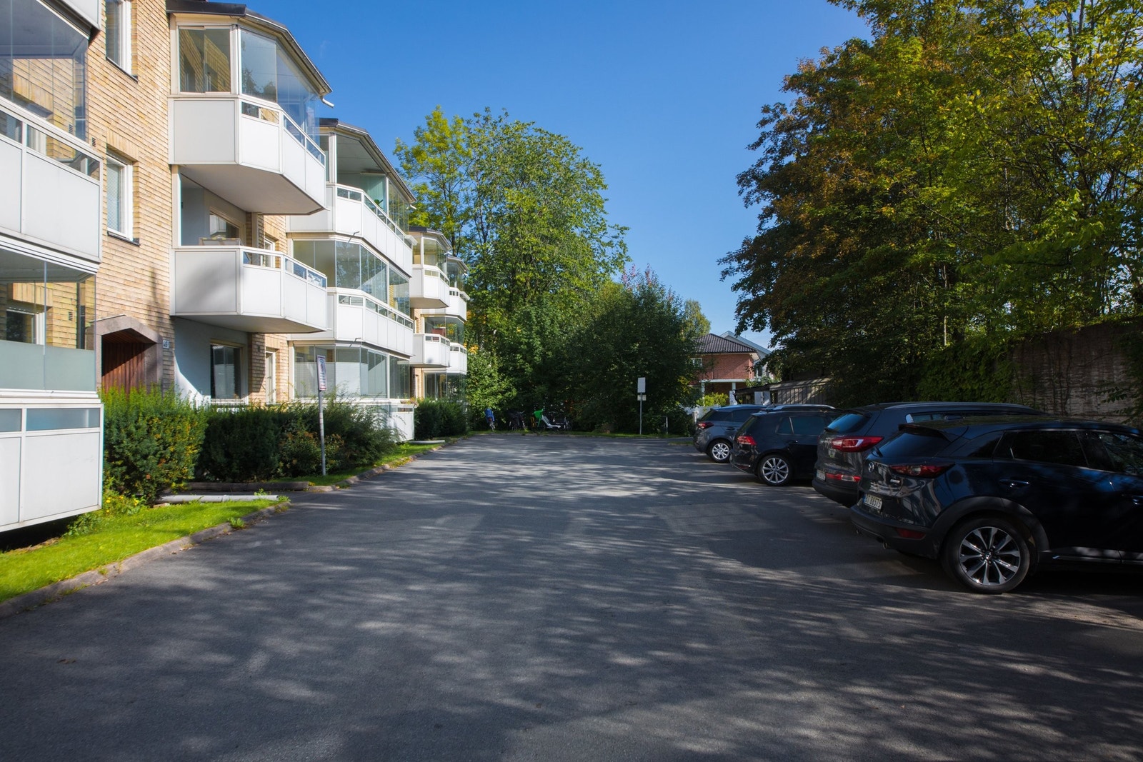 Gode parkeringsmuligheter rett utenfor leiligheten etter "første-mann-til-mølla-prinsippet" Galleribilde
