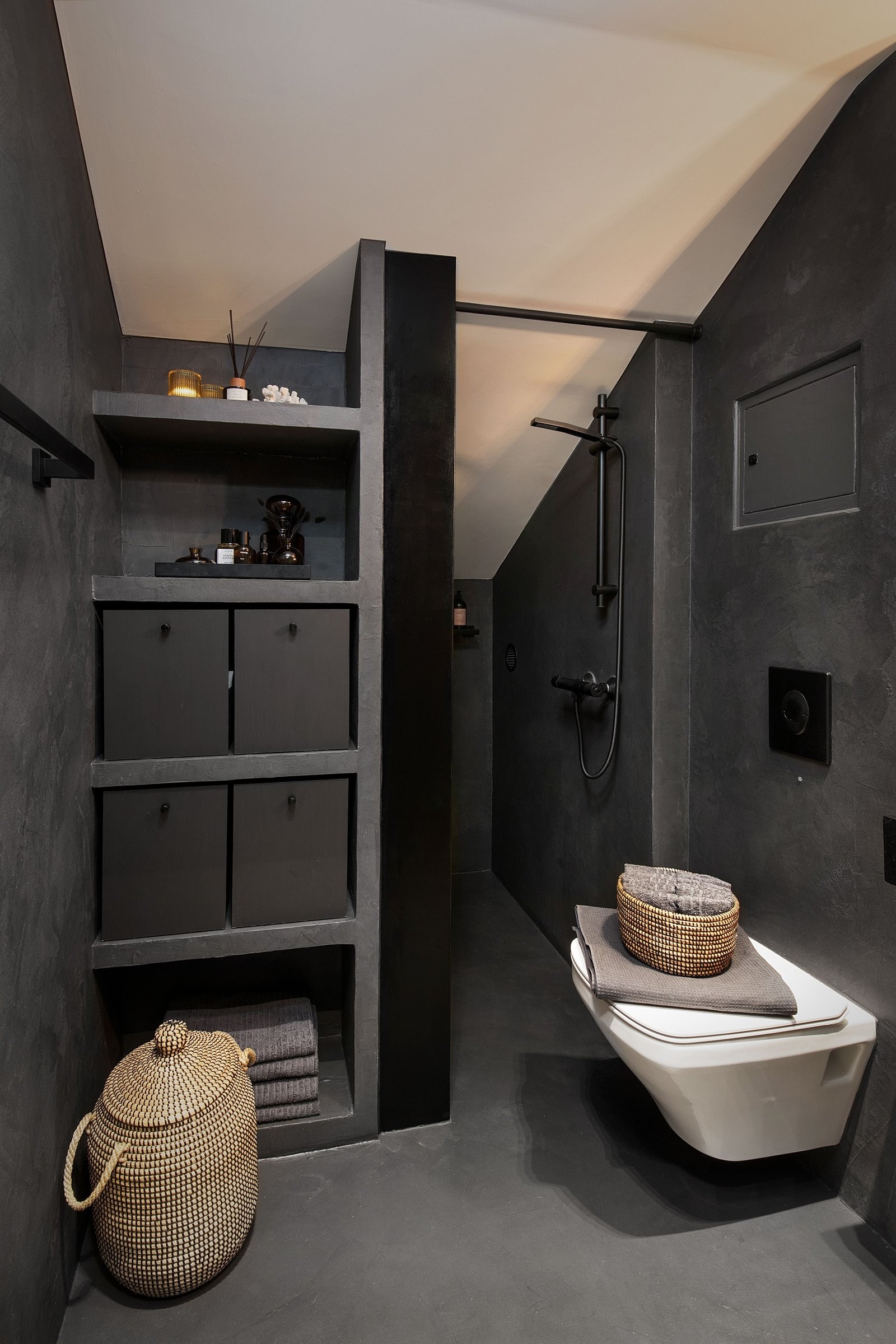 Praktisk dusjnisje og stor hylle med god lagringskapasitet. Galleribilde