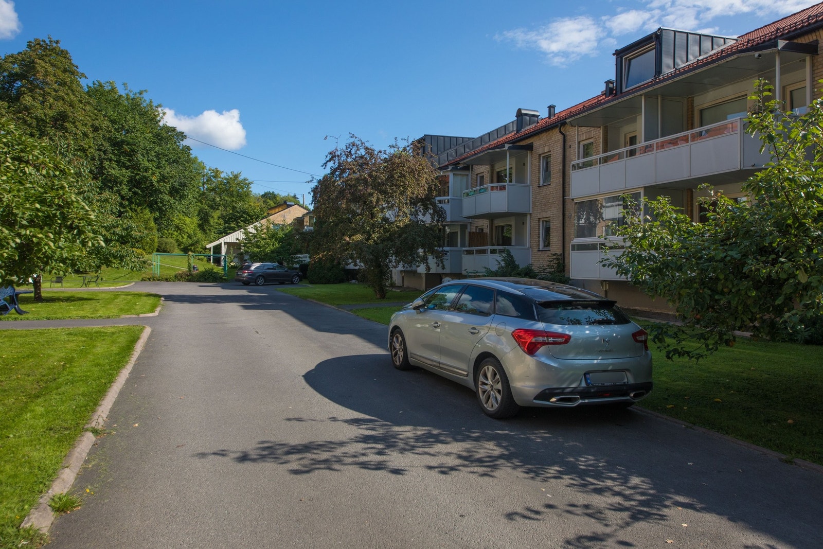 Det er også flere parkeringsplasser mellom byggene med innkjøring Husebybakken 1 Galleribilde