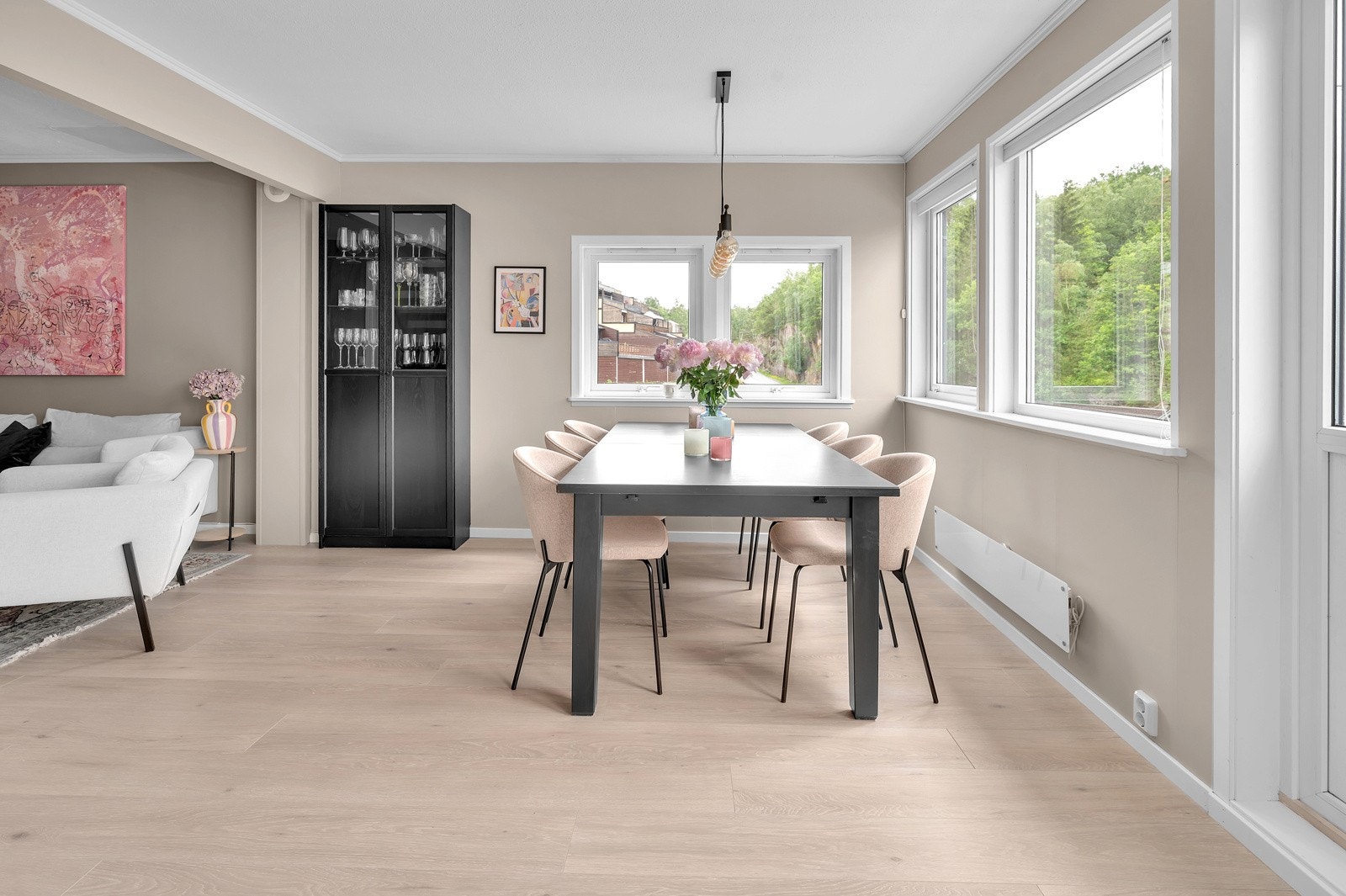 God plass til stort spisebord Galleribilde