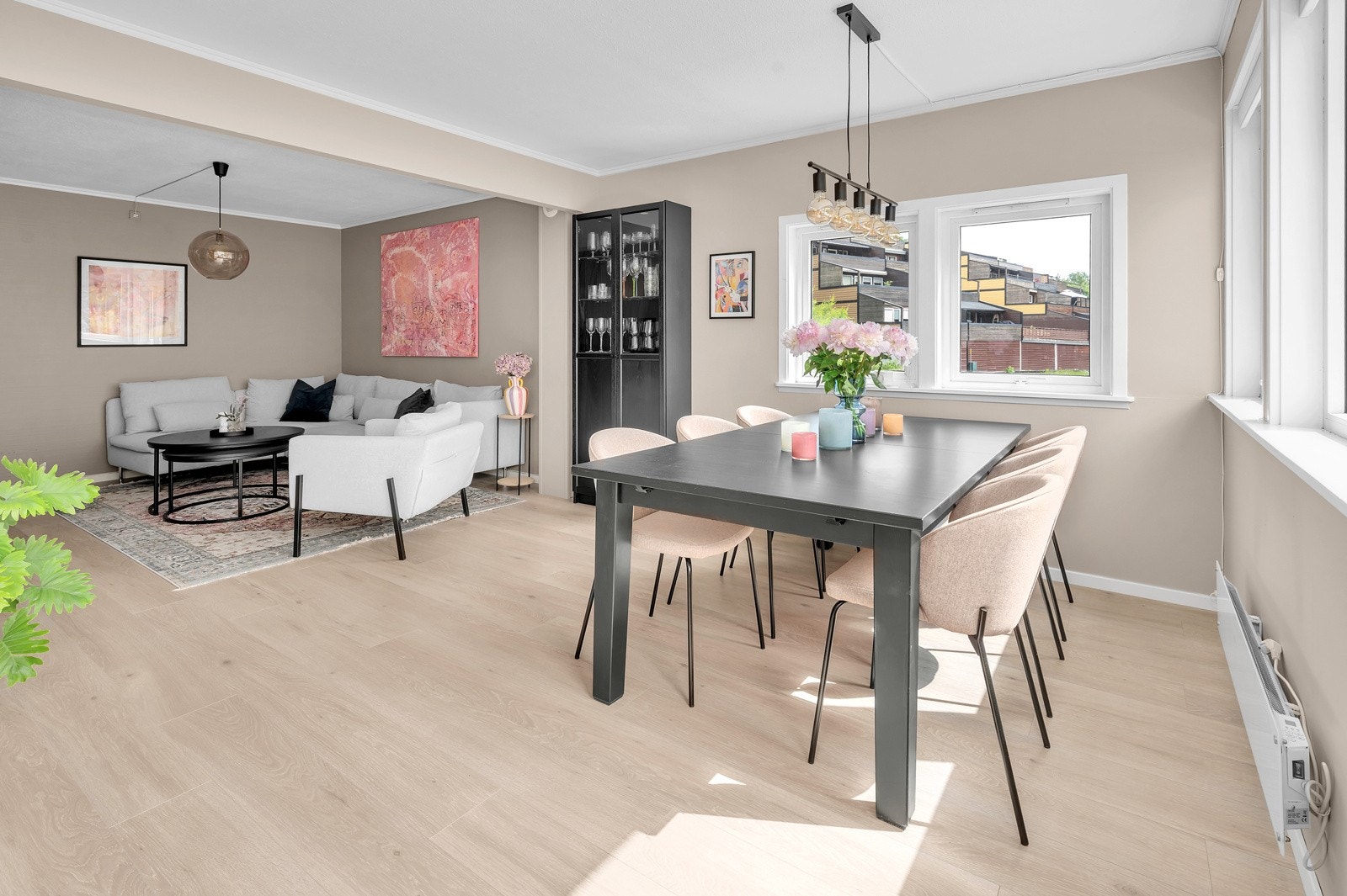 En stor og åpen vinkelstue møter oss her Galleribilde