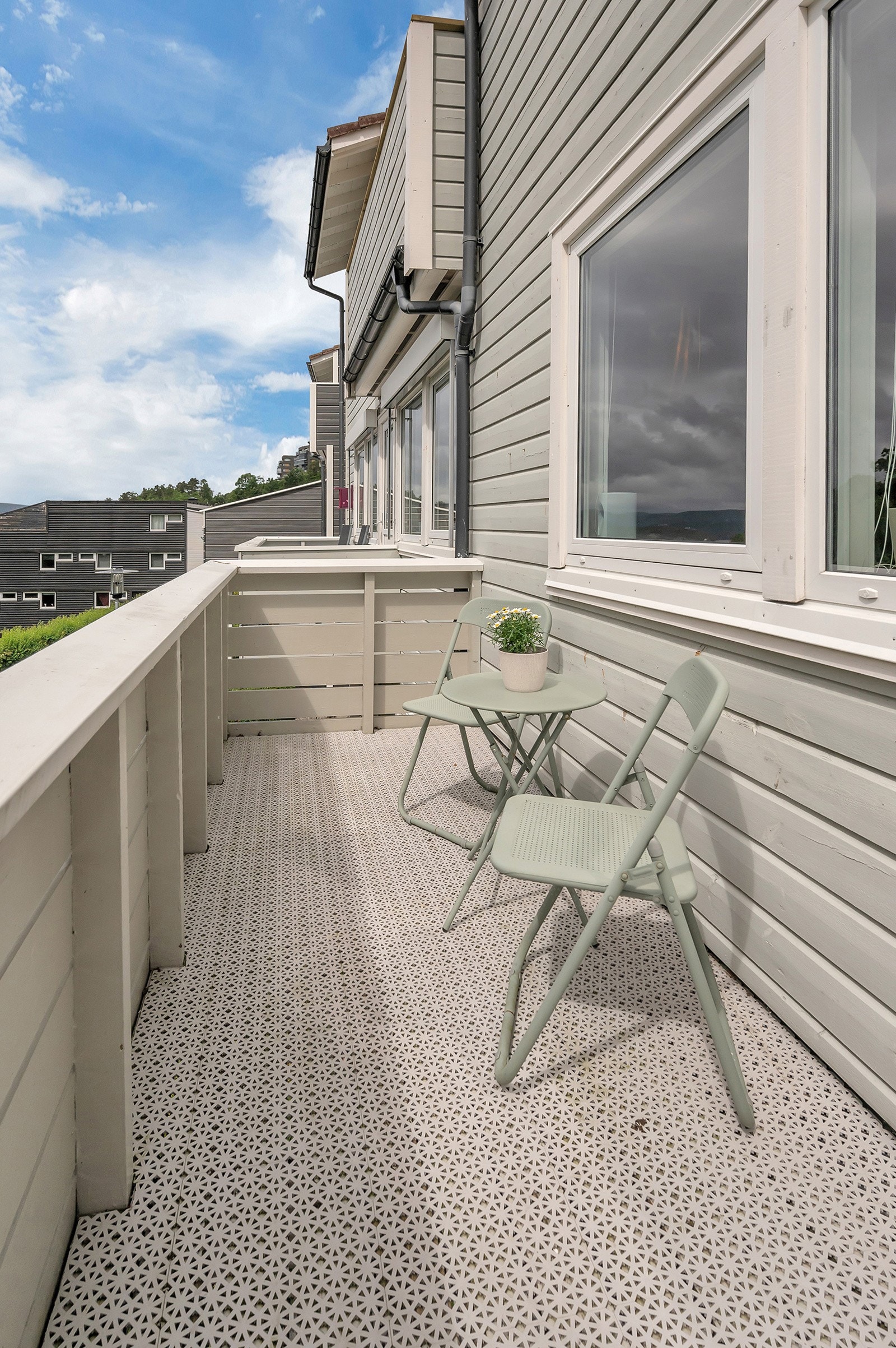 Fra stue/kjøkken er det utgang til veranda Galleribilde