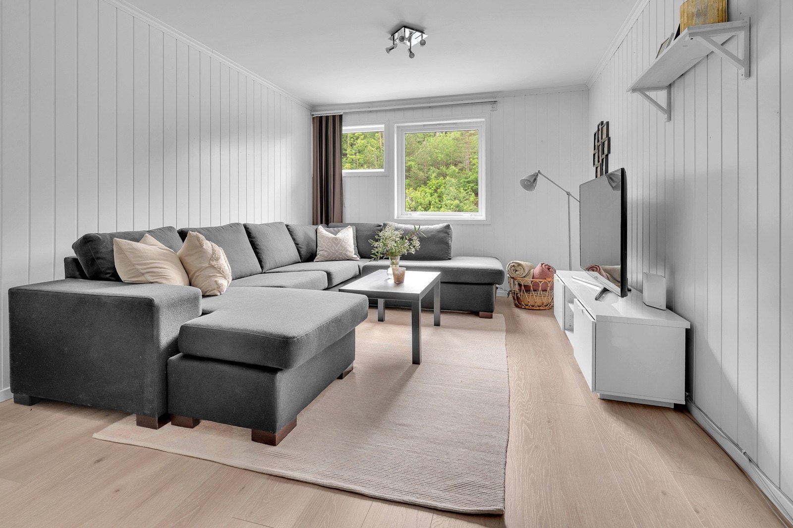 Stuen er opprinnelig et soverom, men vegg er åpnet av tidligere eier. Vegg kan enkelt reetableres hvis ønskelig Galleribilde