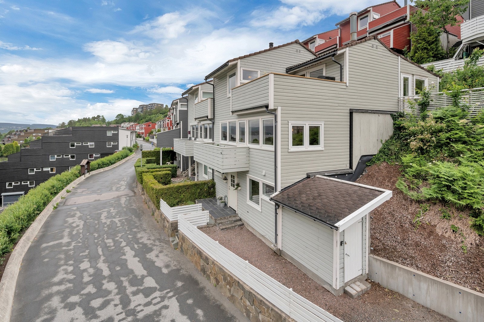 En påbygd del av tomannsbolig beliggende fint på ende uten innsyn Galleribilde