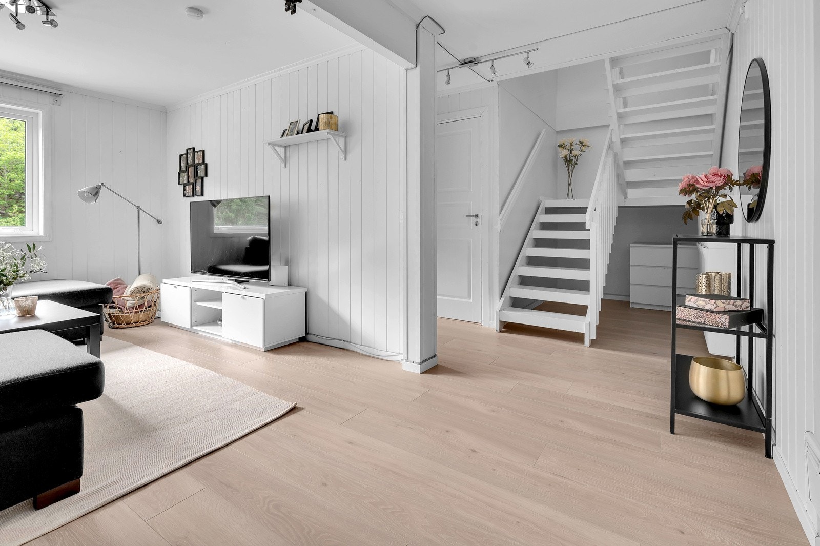 En romslig hall som glir over i en stue Galleribilde