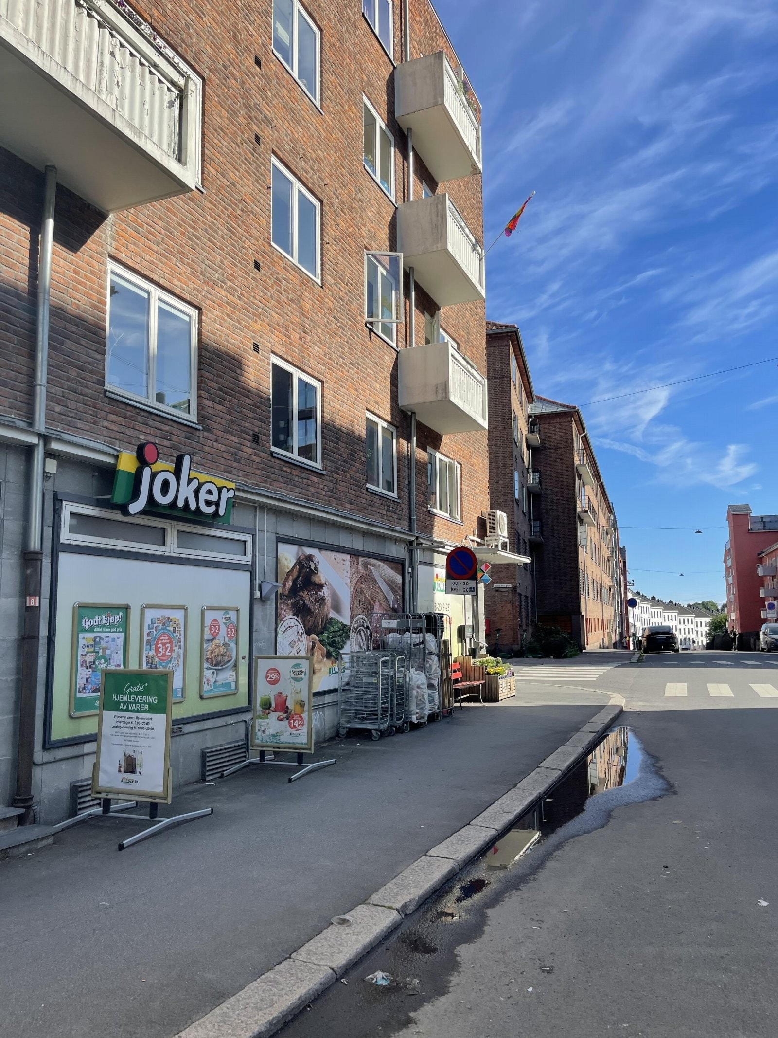 Nærmeste matbutikk ligger rett utenfor døren. Galleribilde