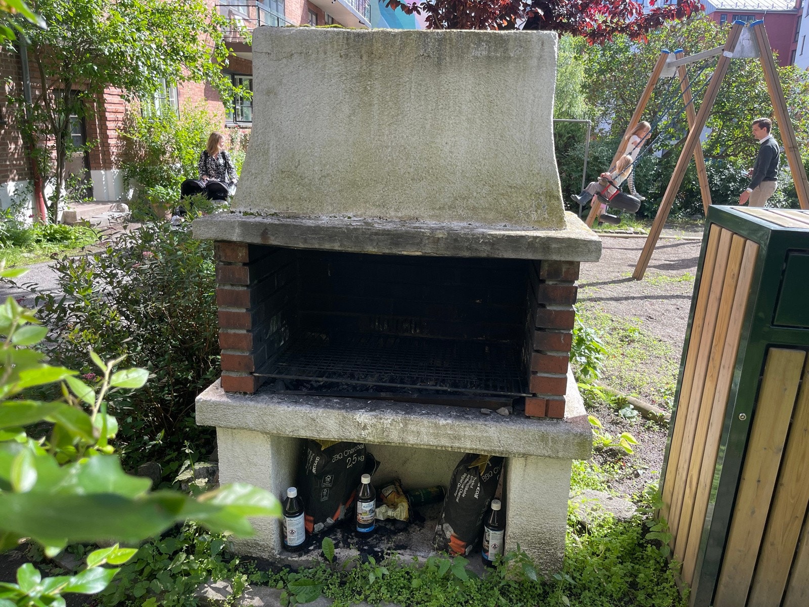 Utegrill til glede for alle beboerne i borettslaget. Galleribilde
