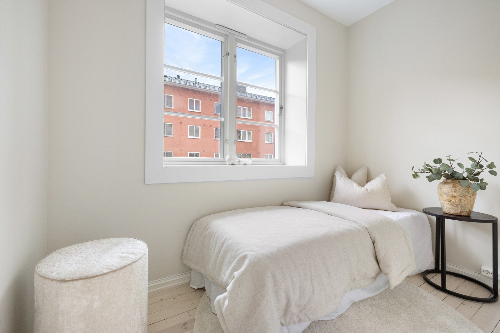 Soverom 2 er også av god størrelse med plass til seng, oppbevaring og tilhørende møblement. Galleribilde