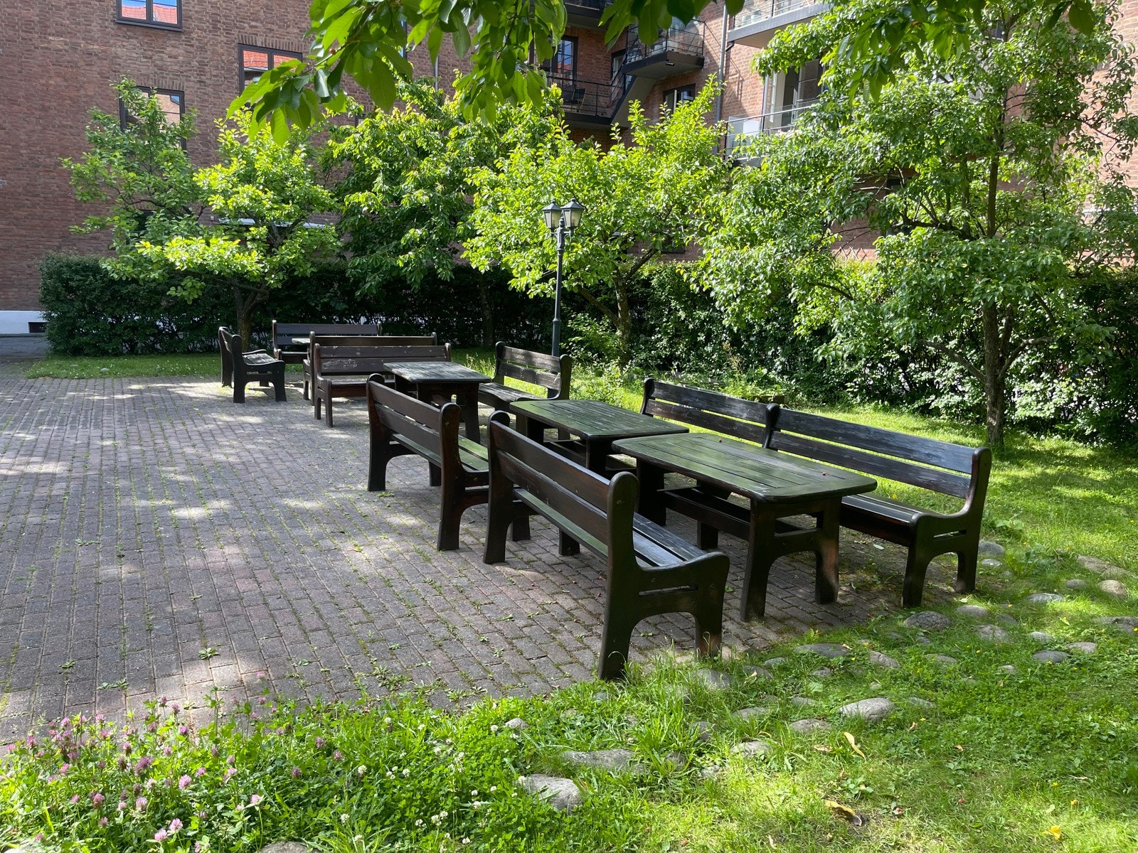 Det er sittegrupper til disposisjon for beboerne. Galleribilde