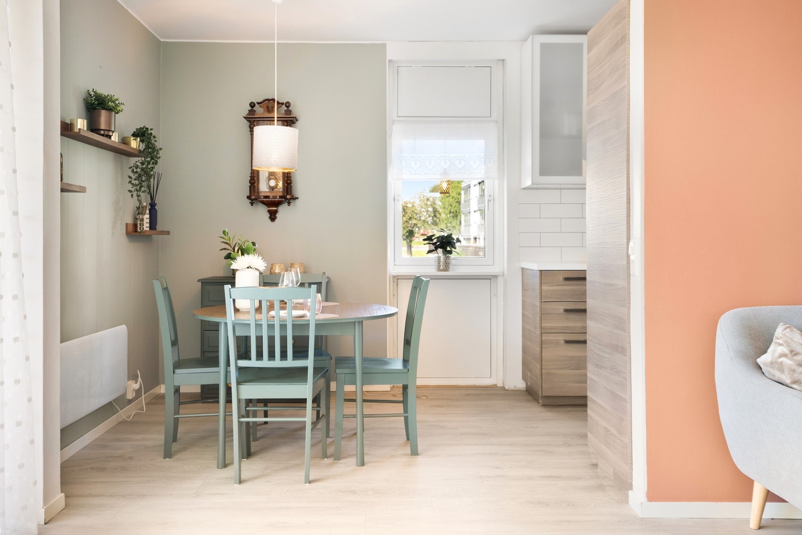 God plass til et koselig spisebord for sosiale sammenkomster. Galleribilde