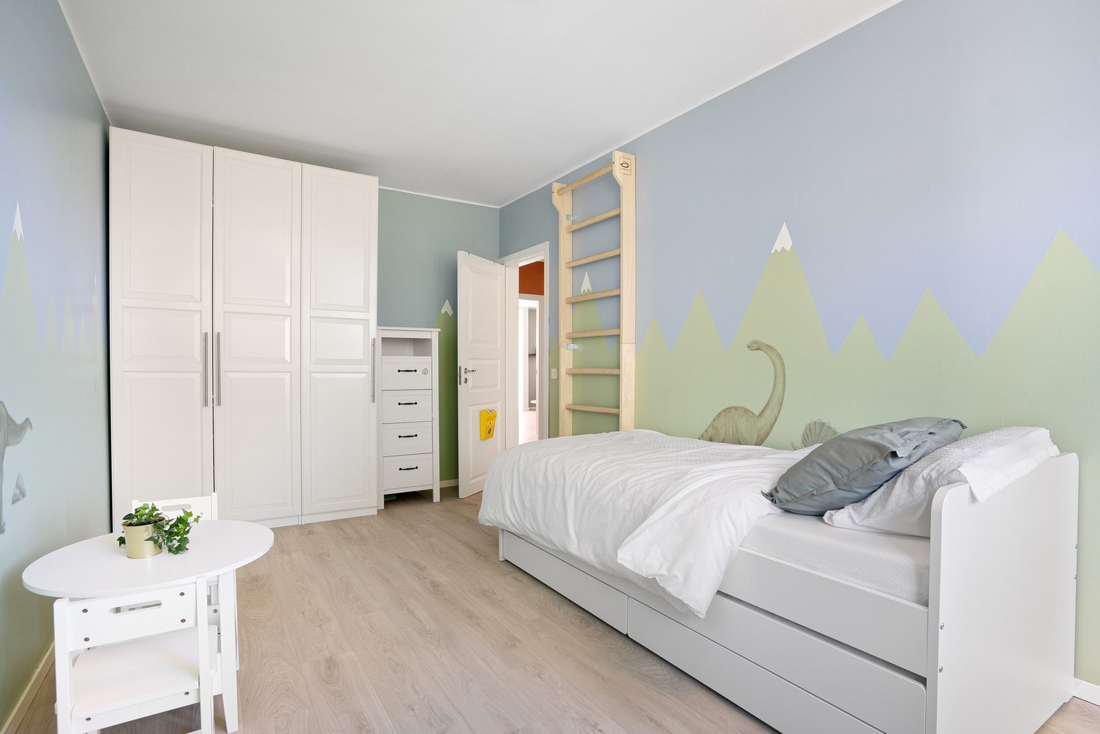 Soverom på 13,5 kvm med utgang til egen balkong. Galleribilde