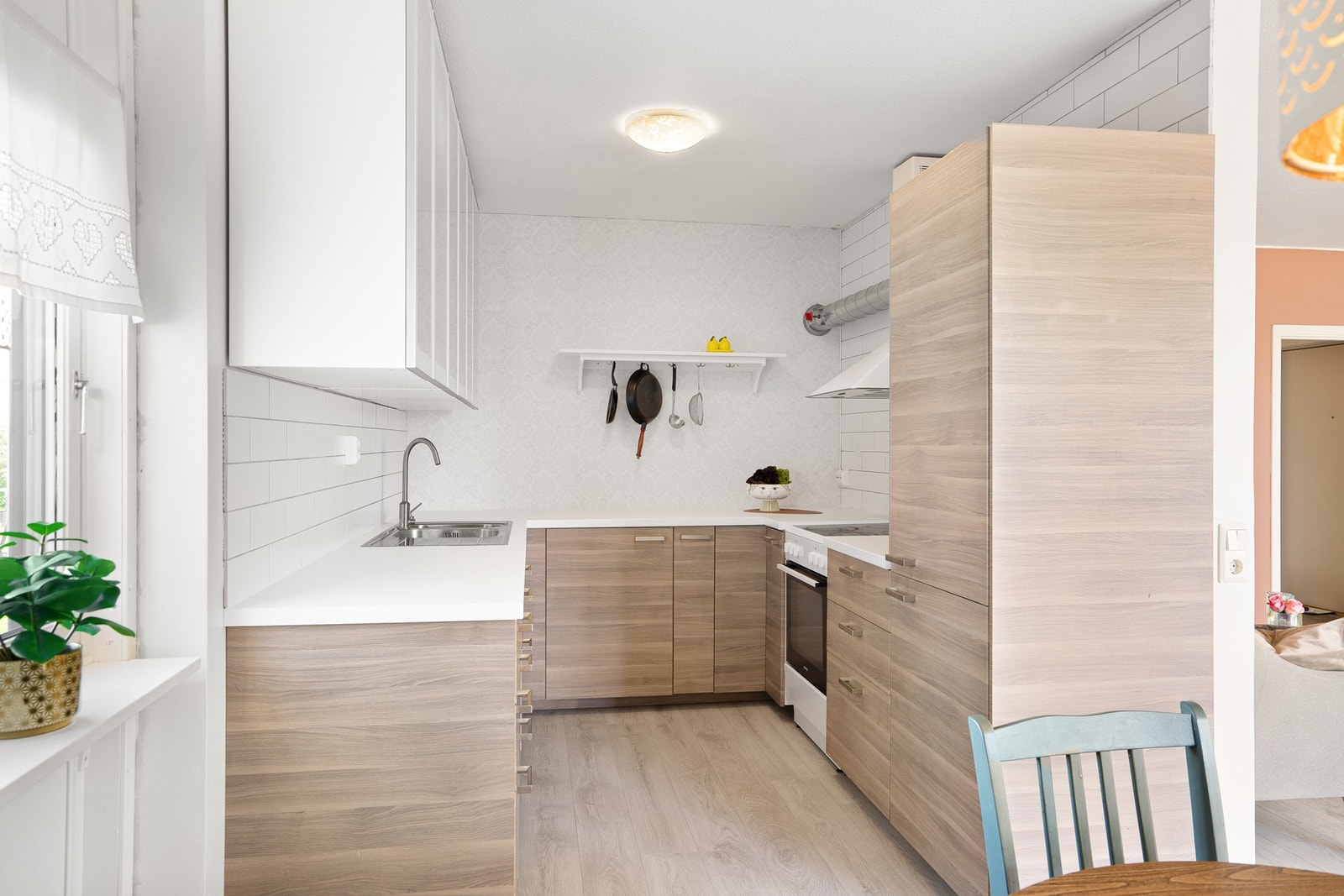 Moderne kjøkken med høye overskap. Galleribilde