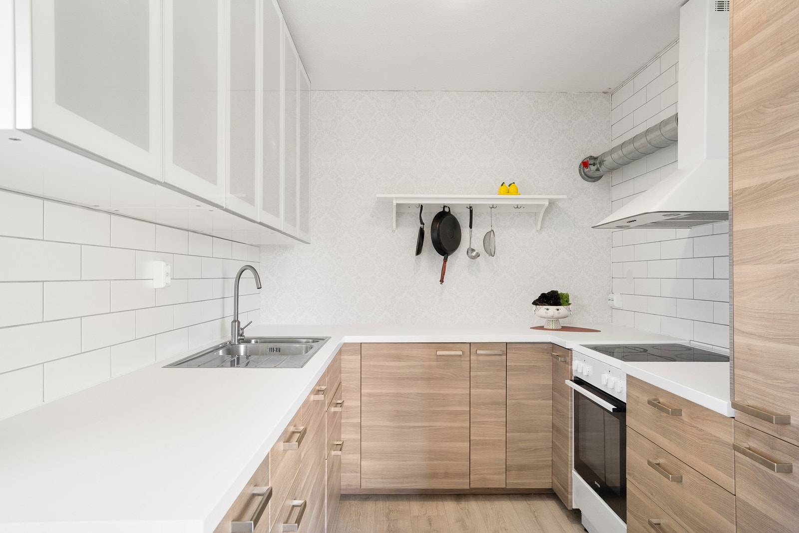 Integrert oppvaskmaskin og kjøl/fryseskap. Galleribilde