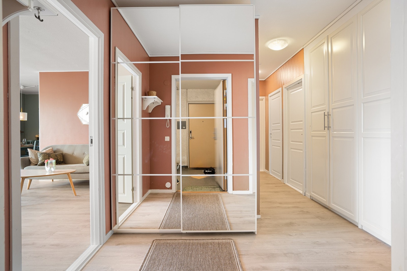 Innbydende entre med gode garderobeløsninger. Galleribilde