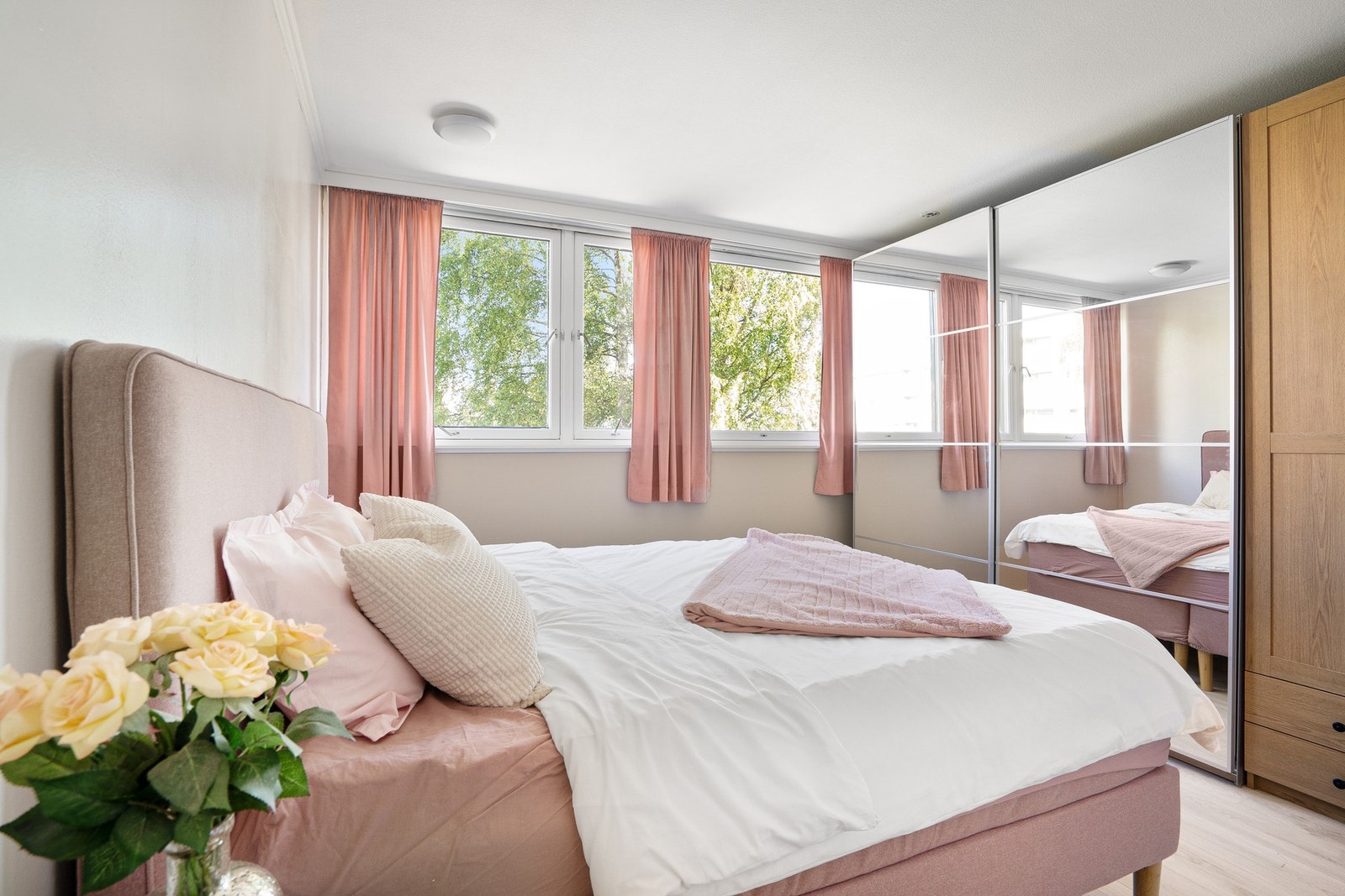 Store vindusflater sørger for godt med naturlig lysinnslipp. Galleribilde