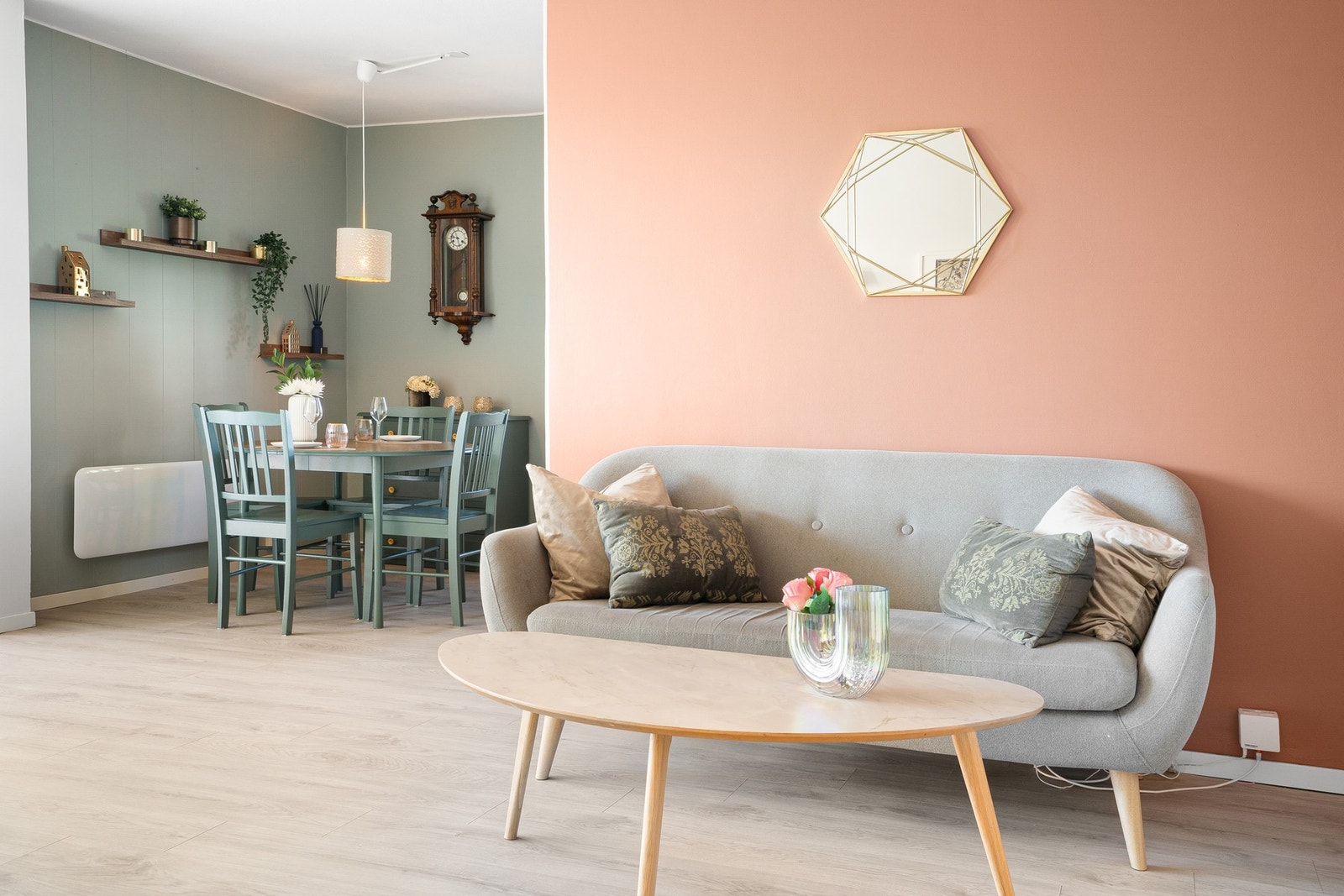 Leiligheten har en praktisk planløsning som gjør det enkelt å møblere stuen inn i soner. Galleribilde