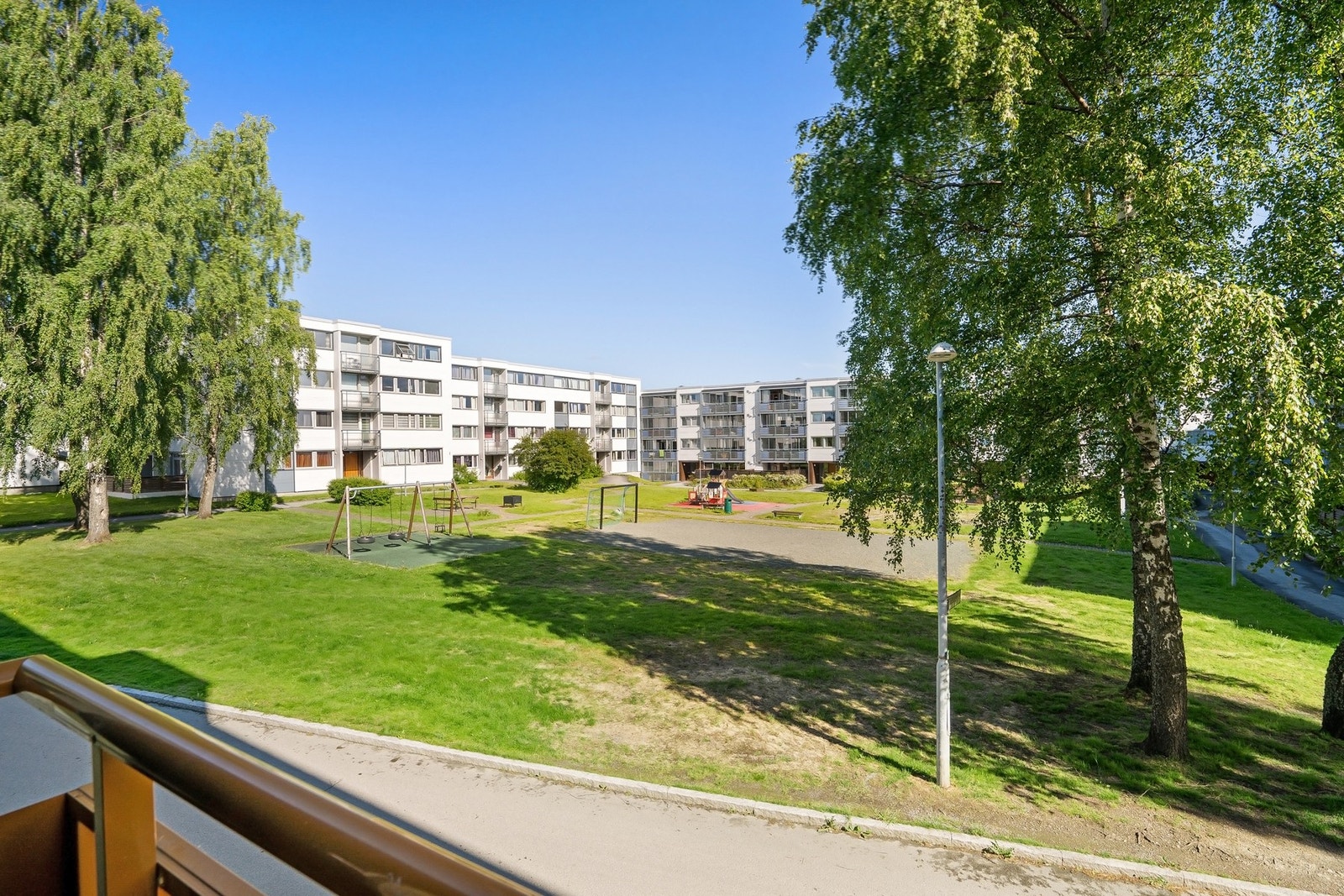 Utsikt mot flotte grøntarealer i borettslaget. Galleribilde