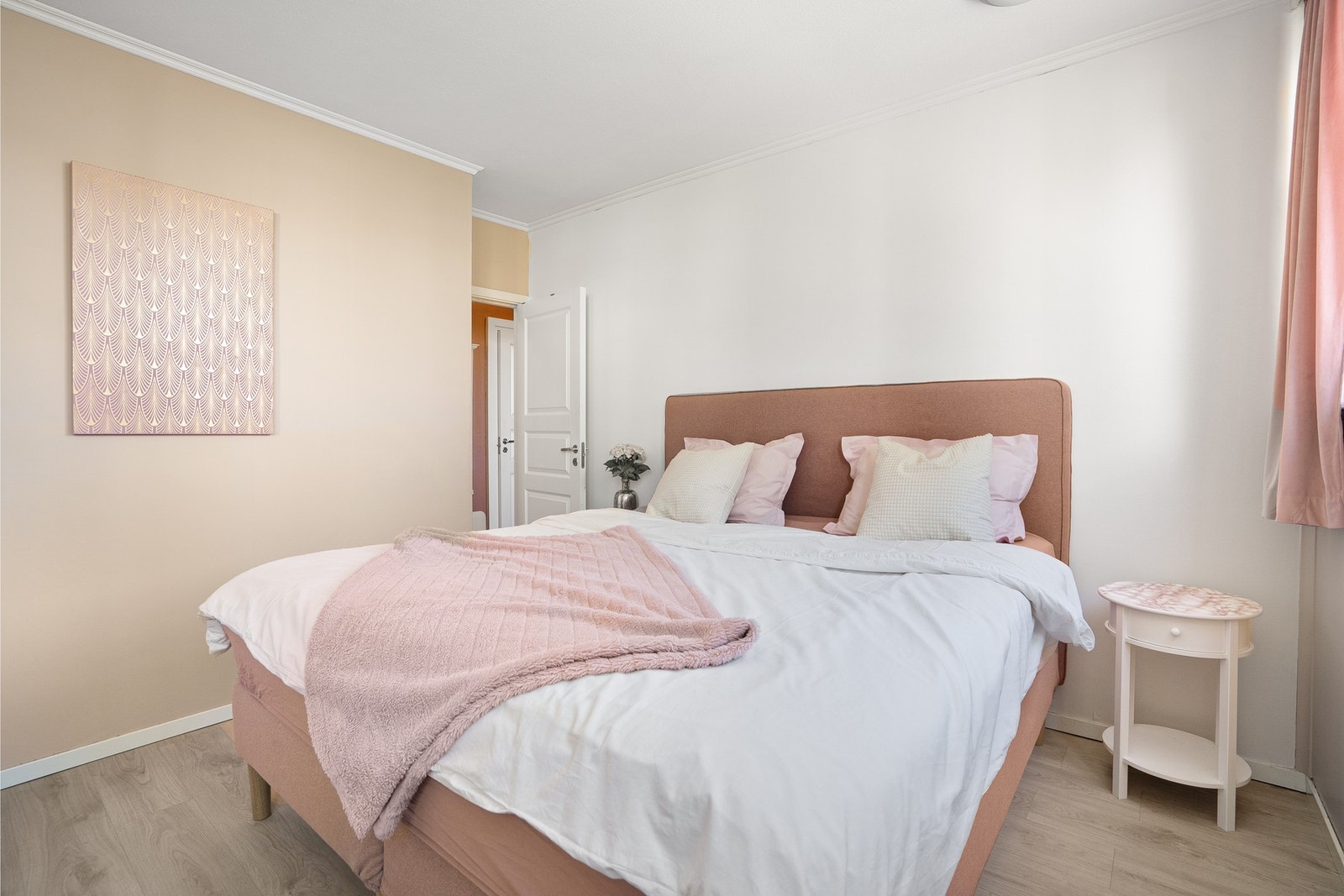 Hovedsoverommet er på 12,5kvm med skyvedørsgarderobe og plass til dobbeltseng. Galleribilde