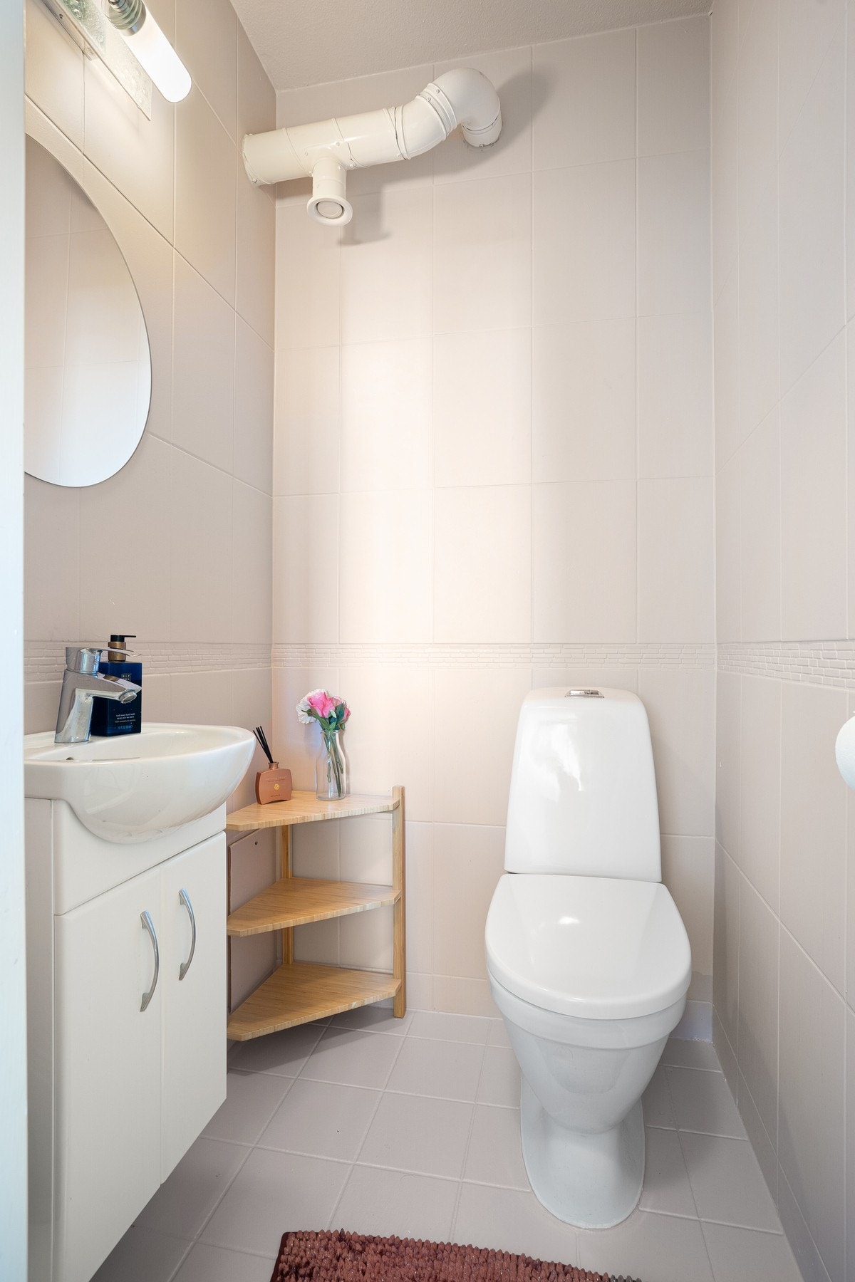 Praktisk eget toalettrom med flis på vegger og gulv. Galleribilde