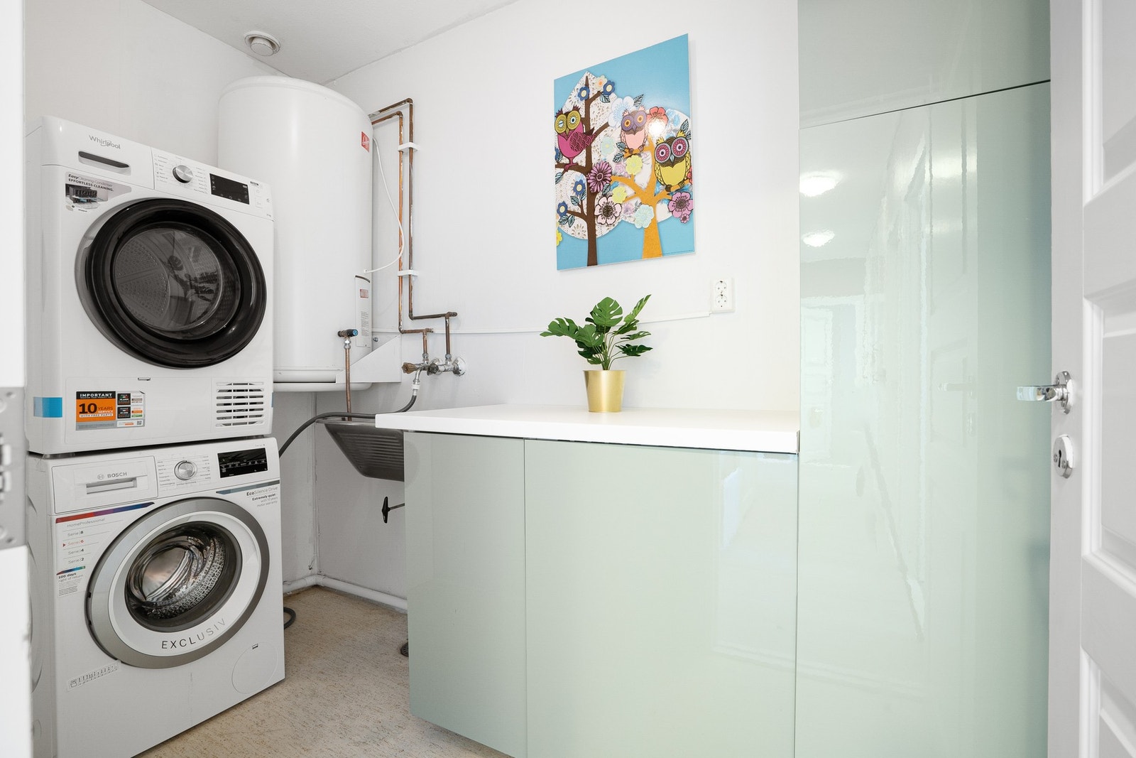 Eget vaskerom med utslagsvask og opplegg for oppvaskmaskin. Galleribilde