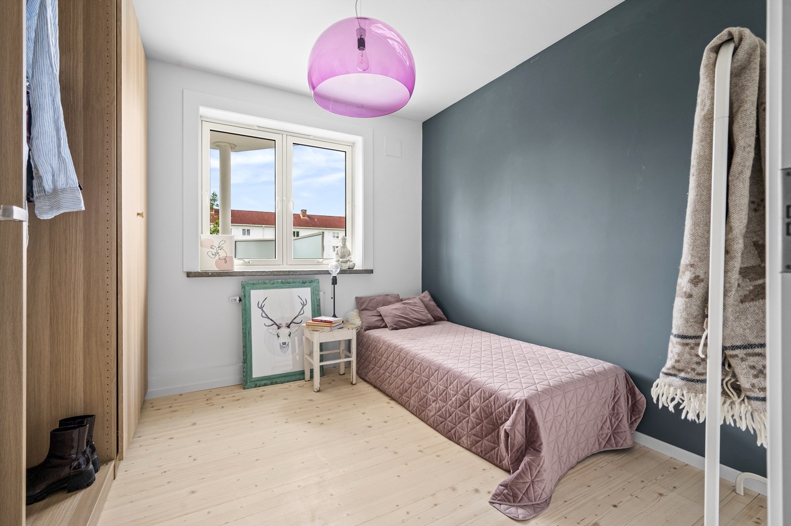 Soverom II er også av god størrelse og har plass til seng med tilhørende møblement. Galleribilde